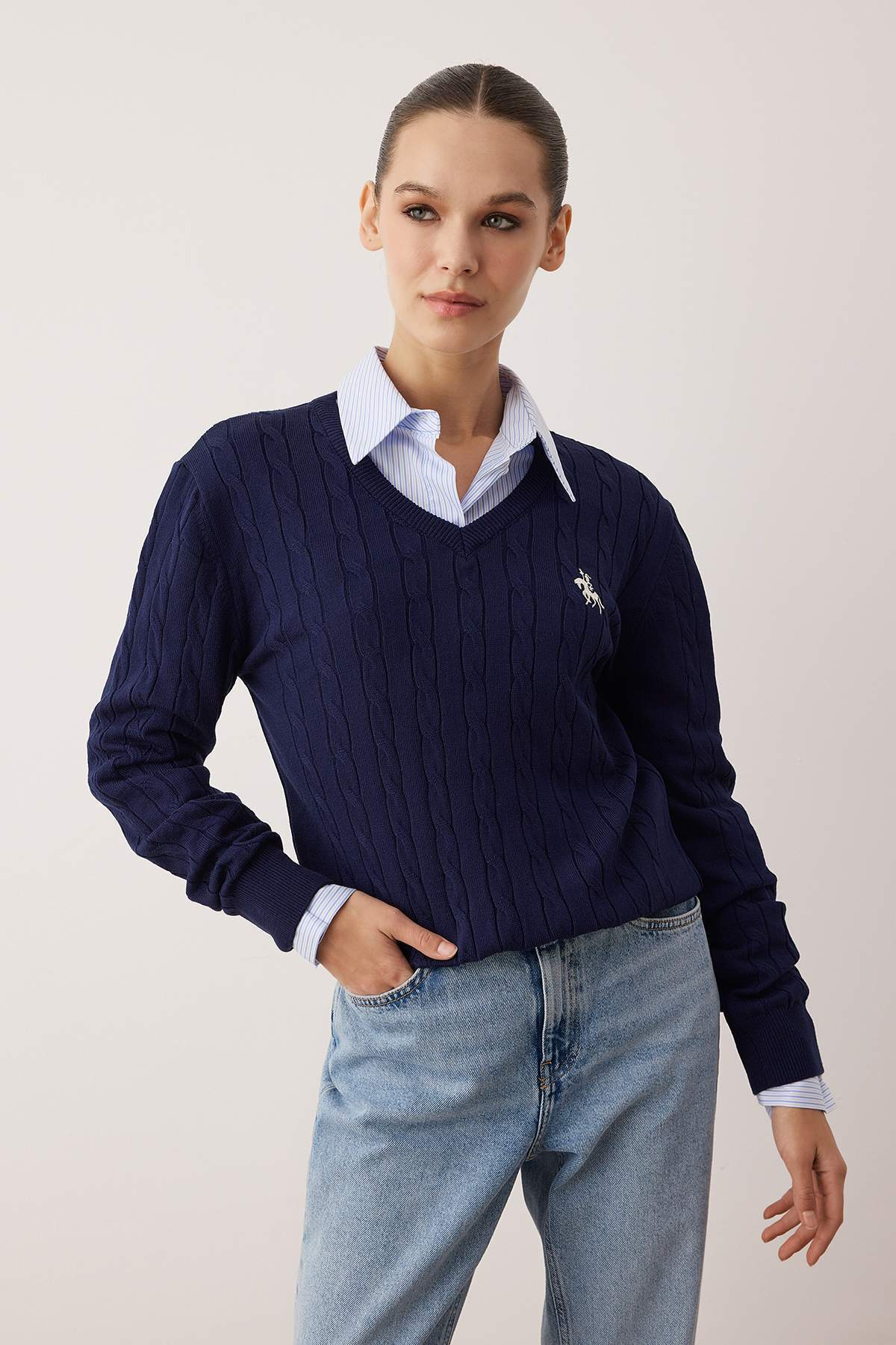 Trendyol Collection Тъмносин бродиран пуловер с V-образно деколте и плетени косички TWOAW26KZ00259
