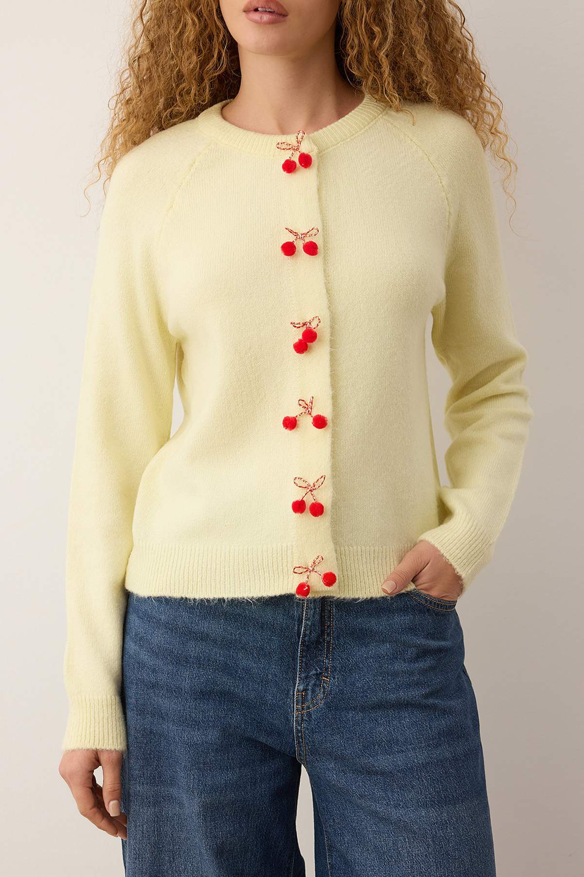 Trendyolmilla  Sarı Bisiklet Yaka Kiraz Aksesuar Detaylı Triko Hırka TWOAW26HI00141 - Görsel 3