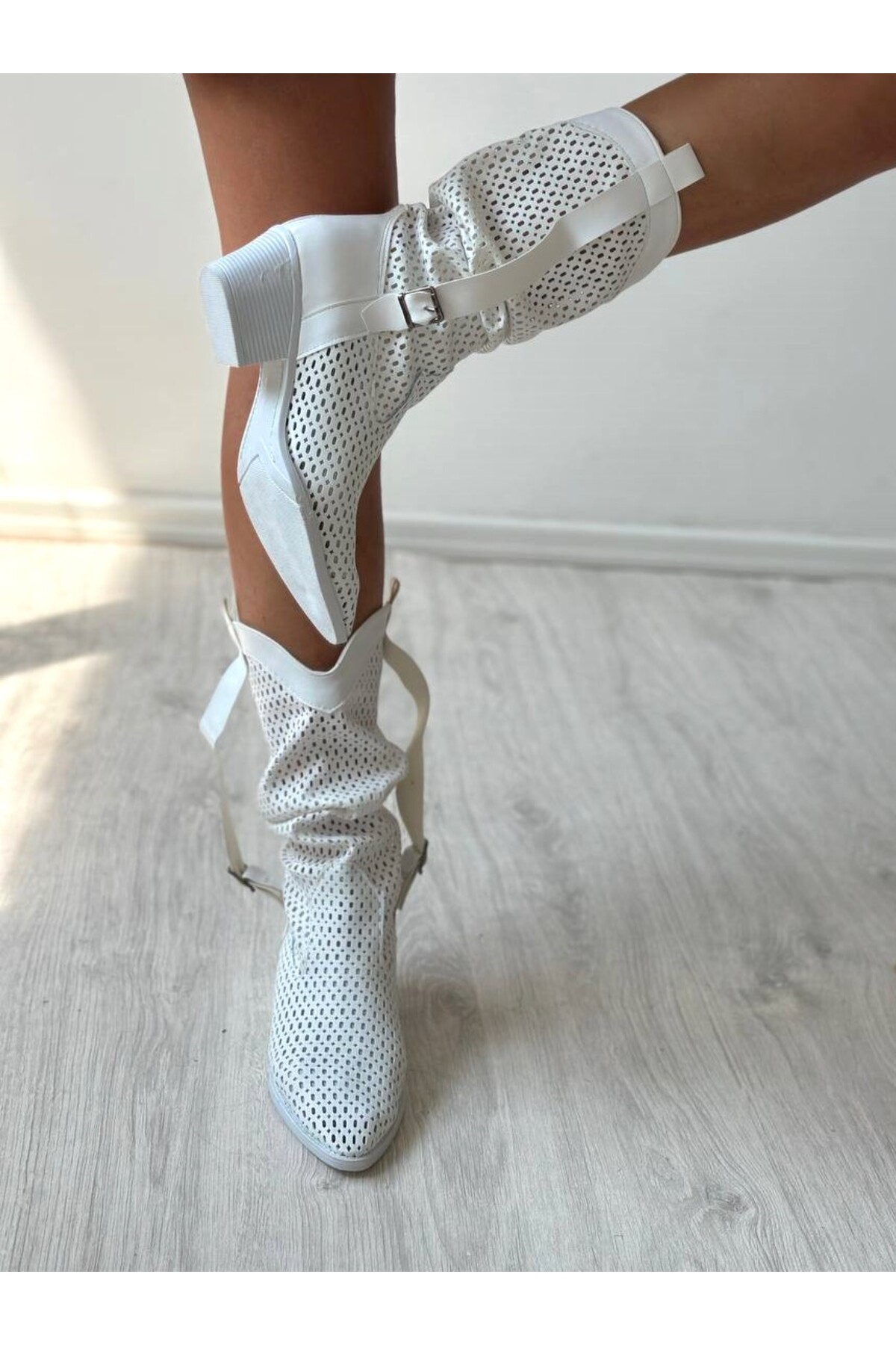 Favi Ayakkabı  Beyaz Deri Körüklü Kemer Detaylı Delikli Yazlık Çizme - Görsel 4