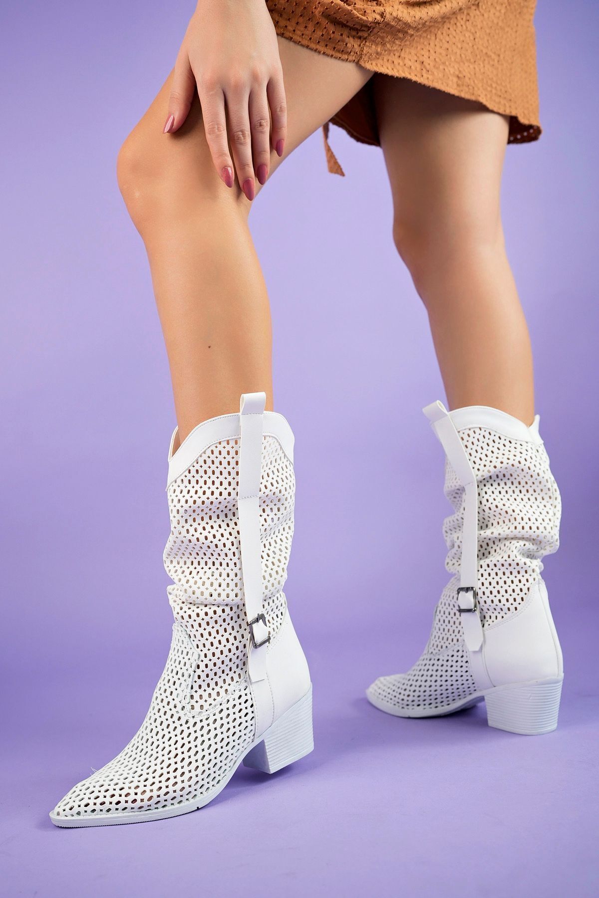 Favi Ayakkabı  Beyaz Deri Körüklü Kemer Detaylı Delikli Yazlık Çizme - Görsel 3