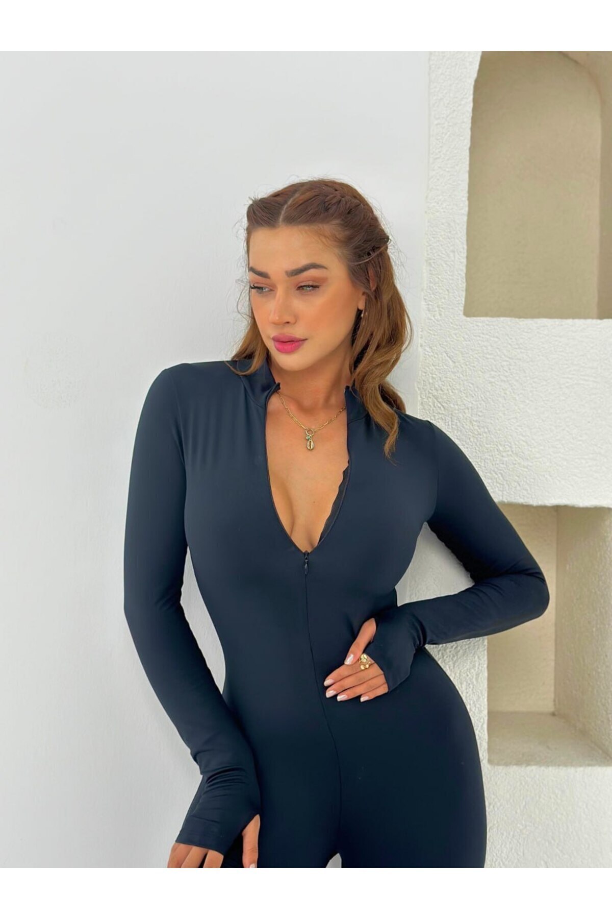 Maison La Femme Černá sportovní kombinéza v sedě