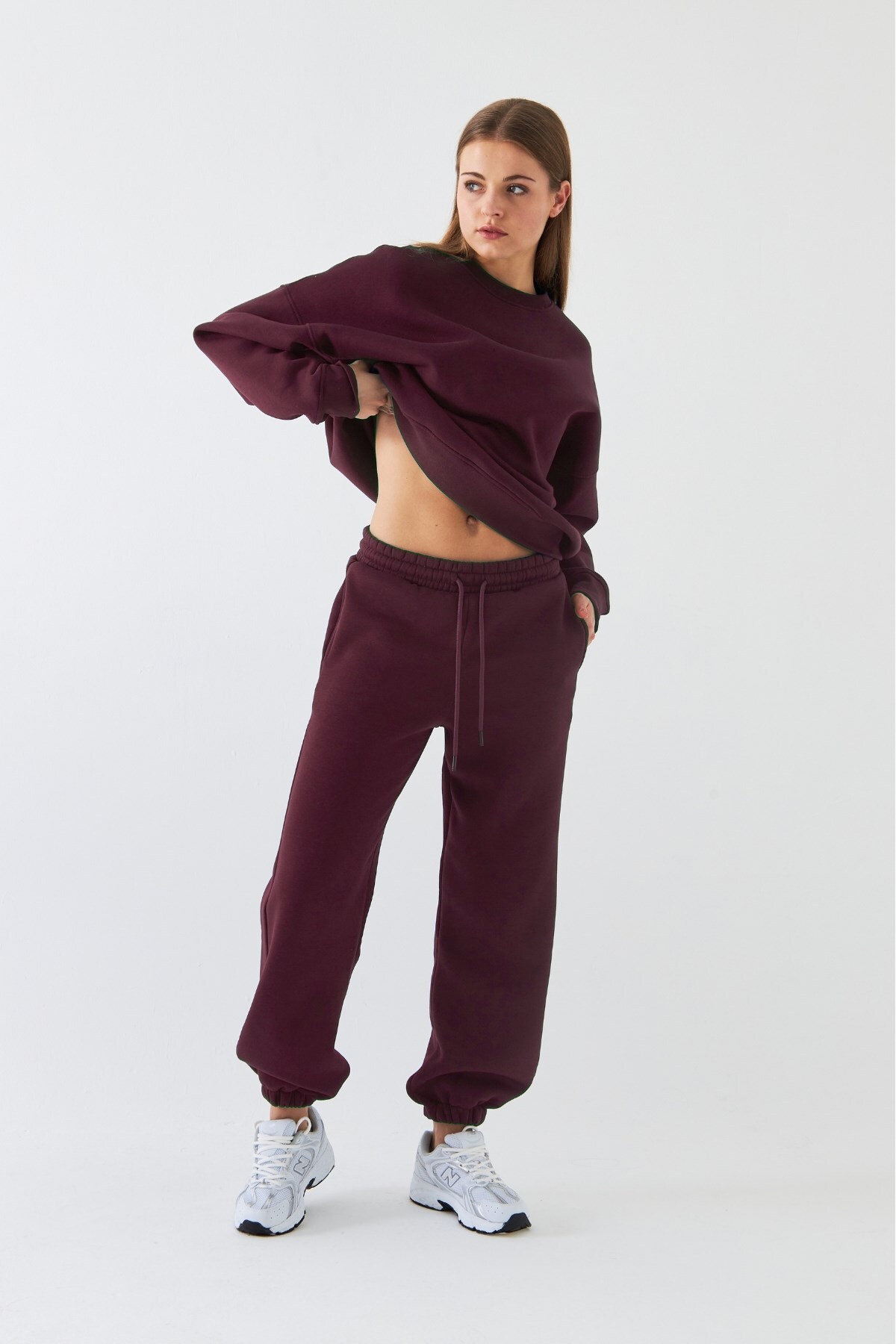 Unisex Oversize Eşofman Takımı Basic Bordo – Bisiklet Yaka, Lastikli Paça, 3 İplik Şardonlu Polar — زرشکی PRA-13127319-730712 — تصویر 3 از 8
