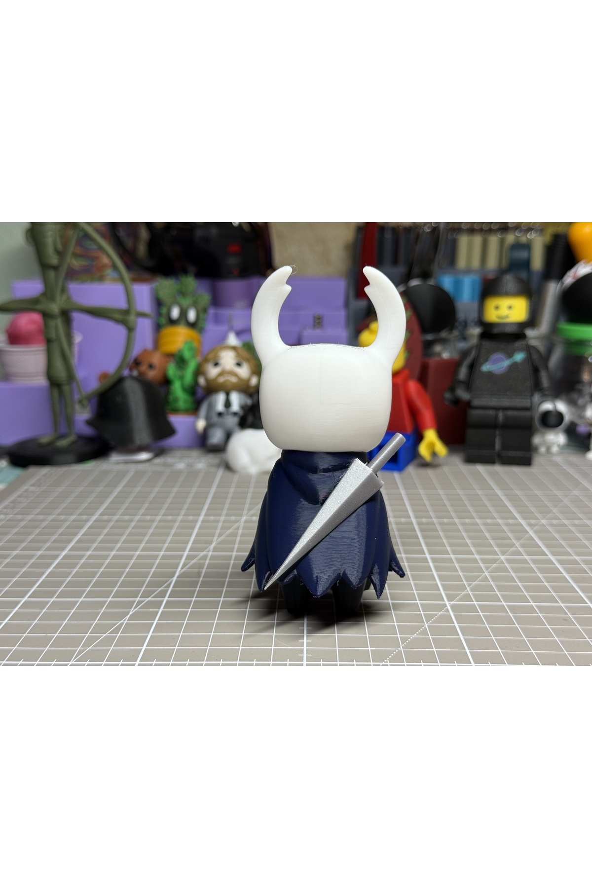 Hollow Knight Nail Taşıyıcısı Figürü – 3D Baskı Koleksiyon ve Dekoratif Biblo (13 cm)