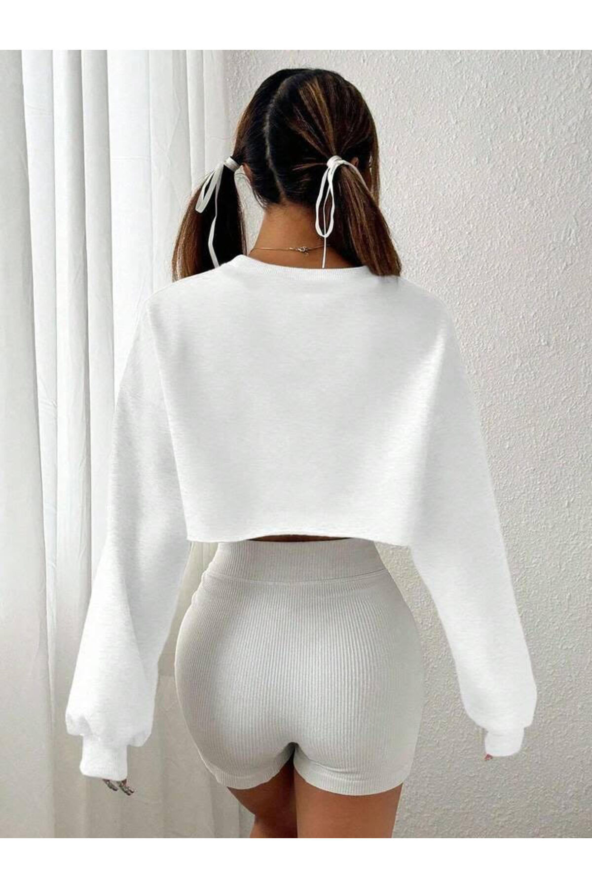 BONNYWILLL  Beyaz Crop Sweatshirt Bisiklet Yaka Crop Top - Görsel 3