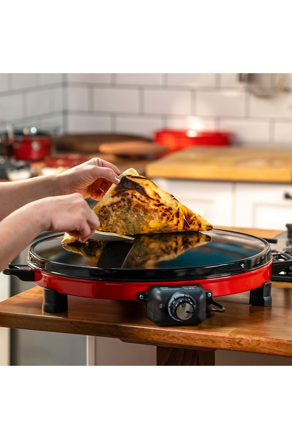 Empressco Kırmızı Katmer Sacı AT610, dayanıklı ve şık mutfak gereci