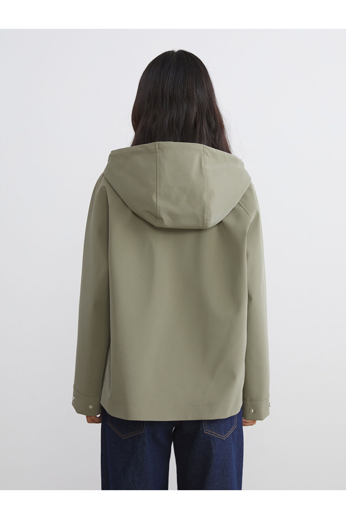 LC Waikiki  Haki Kapüşonlu Oversize Deri Görünümlü Kadın Yağmurluk - Görsel 4
