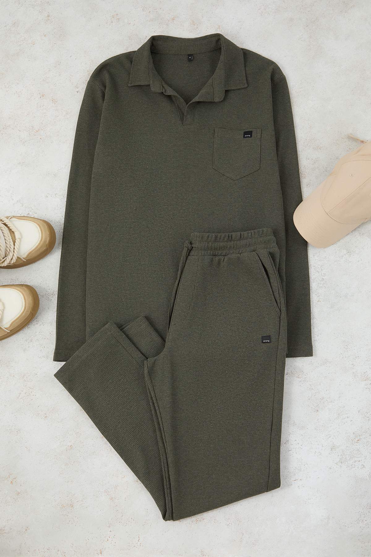 Trendyol Collection Khaki Regular Fit Polo Neck Pyžamo Set s Detailním Etiketováním TMNAW26PT00029