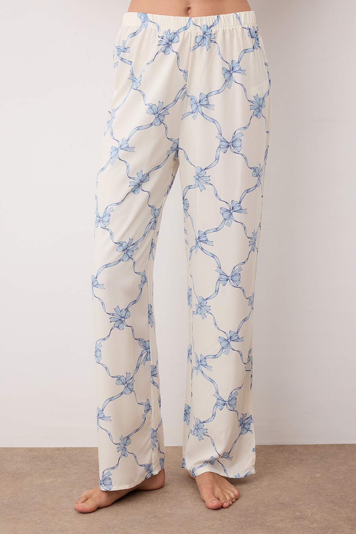 Trendyolmilla  Mavi-Çok Renkli Kurdele Baskılı Bağlama Detaylı Viskon Dokuma Pijama Takımı THMAW26PT00109 - Görsel 3