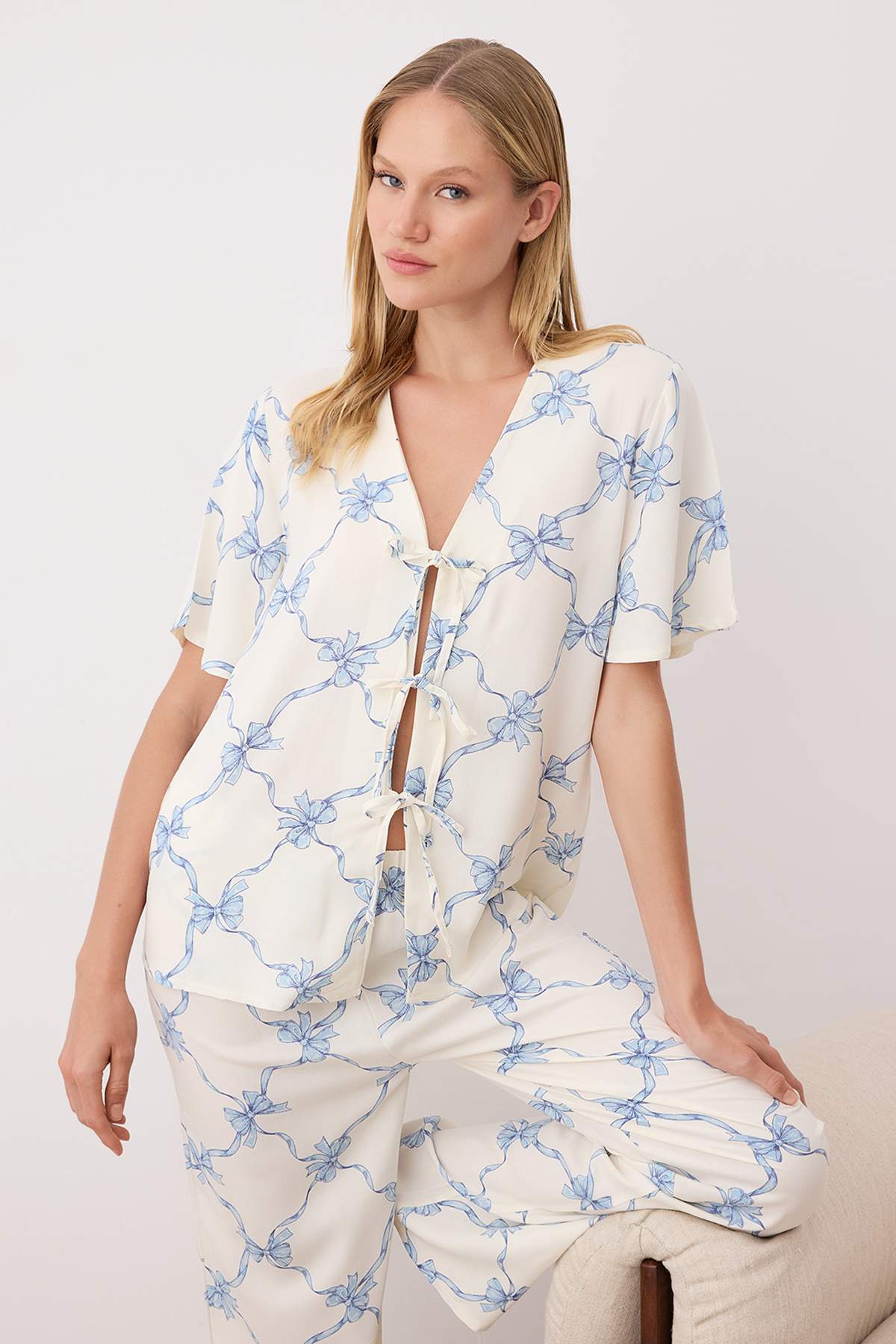 Trendyolmilla  Mavi-Çok Renkli Kurdele Baskılı Bağlama Detaylı Viskon Dokuma Pijama Takımı THMAW26PT00109 - Görsel 2