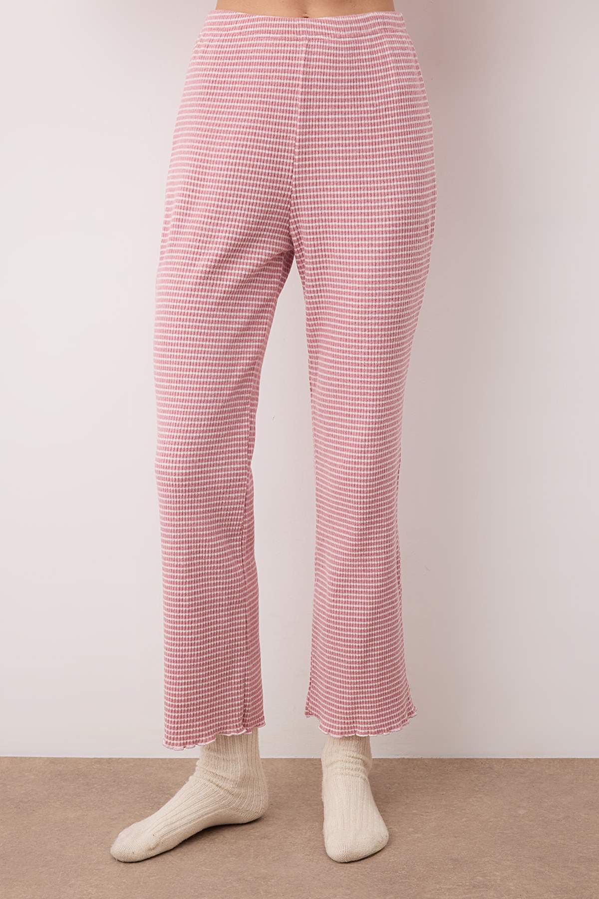 Trendyolmilla  Beyaz-Pembe Çizgili Kurdeleli Yumuşak Tuşe Fırçalı Kışlık Fitilli Örme Pijama Takımı THMAW26PT00129 - Görsel 3