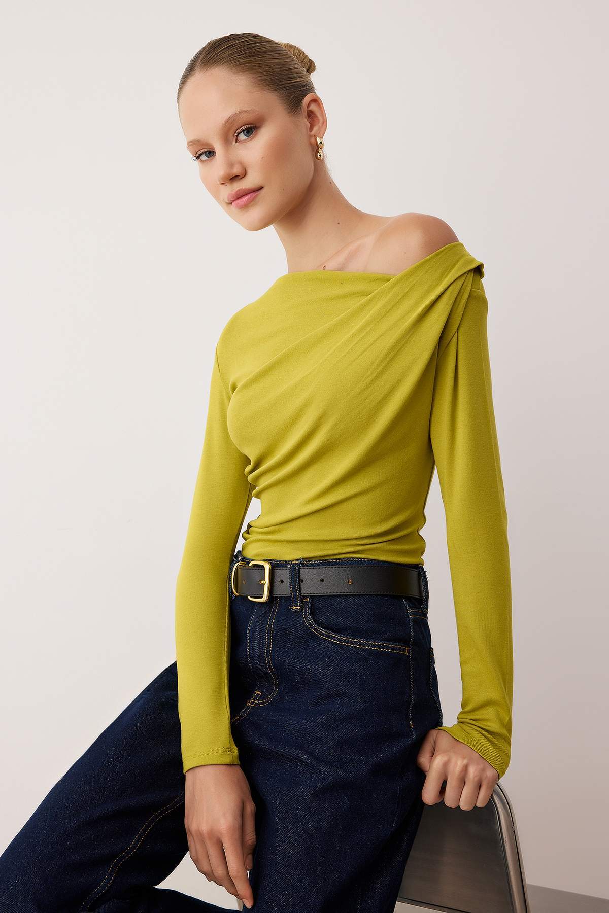 Trendyolmilla Yağ Yeşil Fitted/Vücuda Oturan Asimetrik yaka Detaylı Yumuşak Kumaşlı Esnek Örme Bluz TWOAW26BZ00088