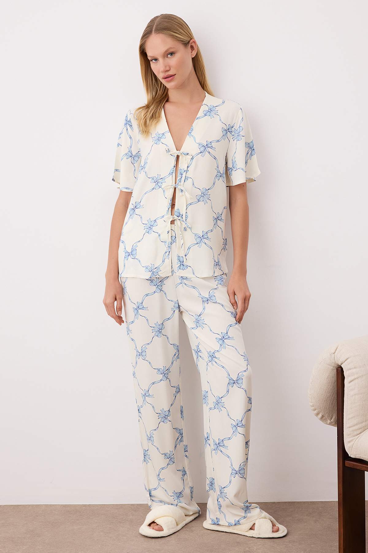 Trendyolmilla  Mavi-Çok Renkli Kurdele Baskılı Bağlama Detaylı Viskon Dokuma Pijama Takımı THMAW26PT00109