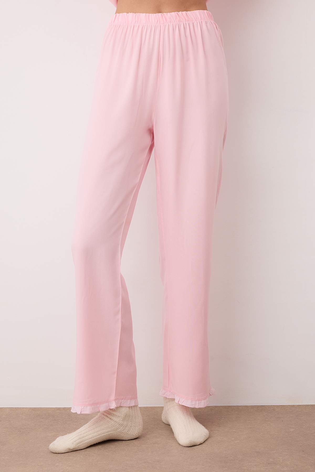 Trendyolmilla  Pembe Fırfırlı Cep Detaylı Viskon Dokuma Pijama Takımı THMAW25PT00146 - Görsel 3