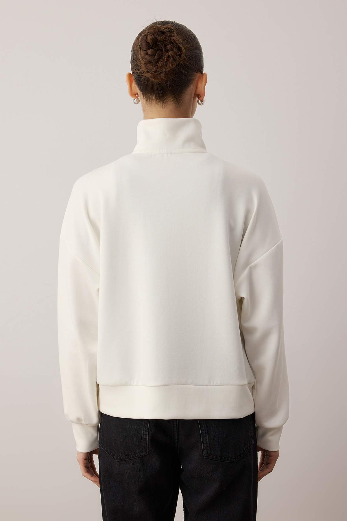 Trendyolmilla  Ekru Oversize/Geniş Kalıp Fermuarlı ve Kesik Detaylı Esnek Örme Sweatshirt TWOAW26SW00167 - Görsel 4