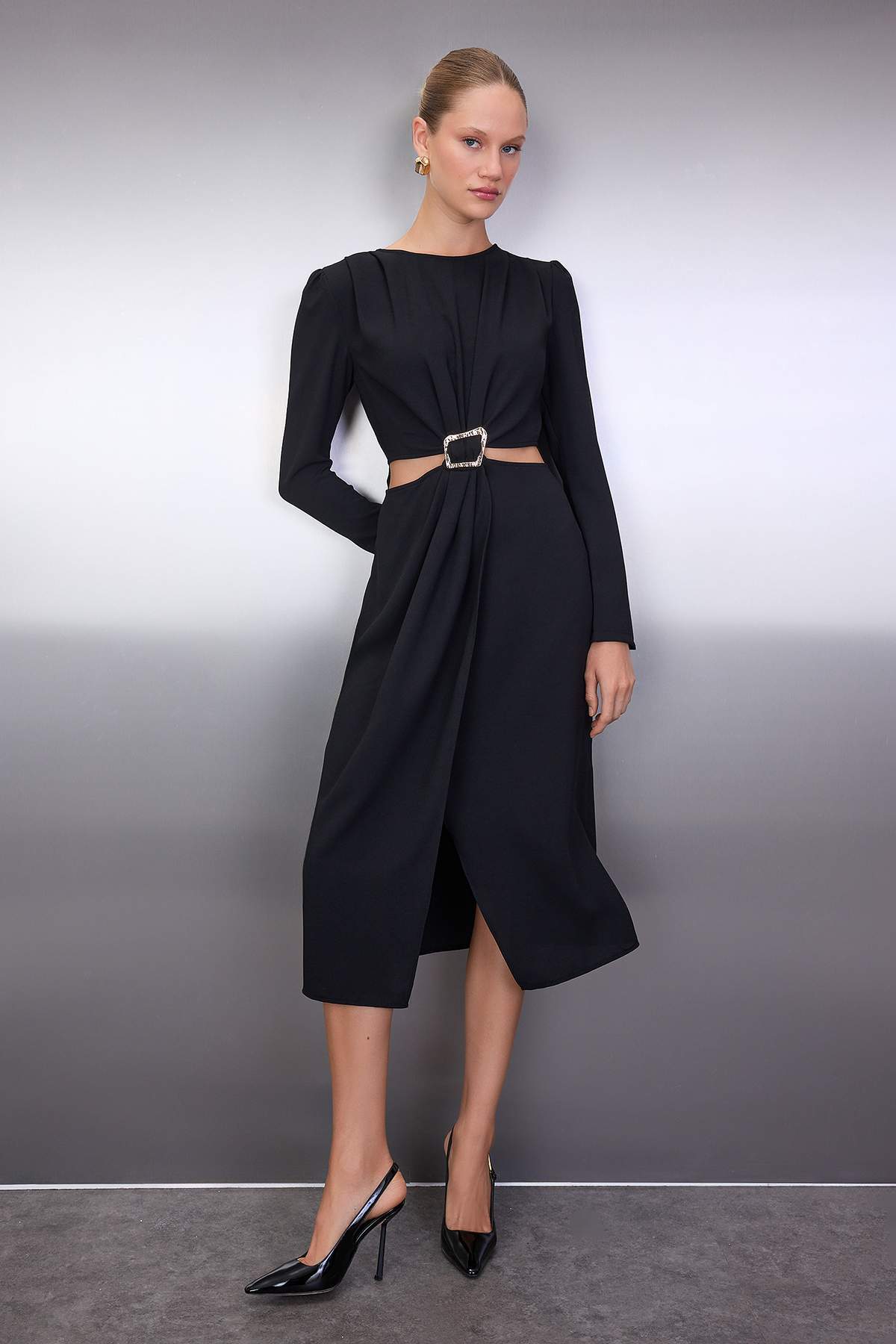 Trendyolmilla Siyah Cut out ve Aksesuar Detaylı Anvelop Etekli Midi Dokuma Elbisesi TWOAW26EL00179