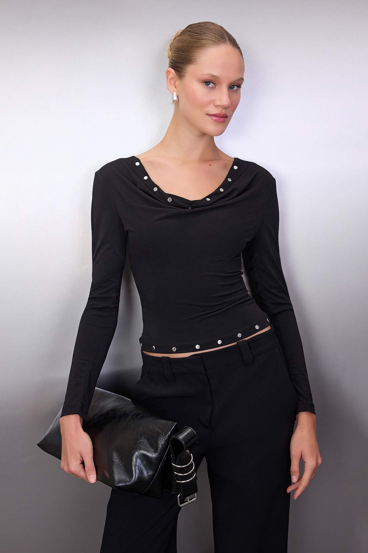 Trendyolmilla Siyah Fitted/Vücuda Oturan Trok Detaylı Uzun Kollu Esnek Örme Bluz TWOAW26BZ00267