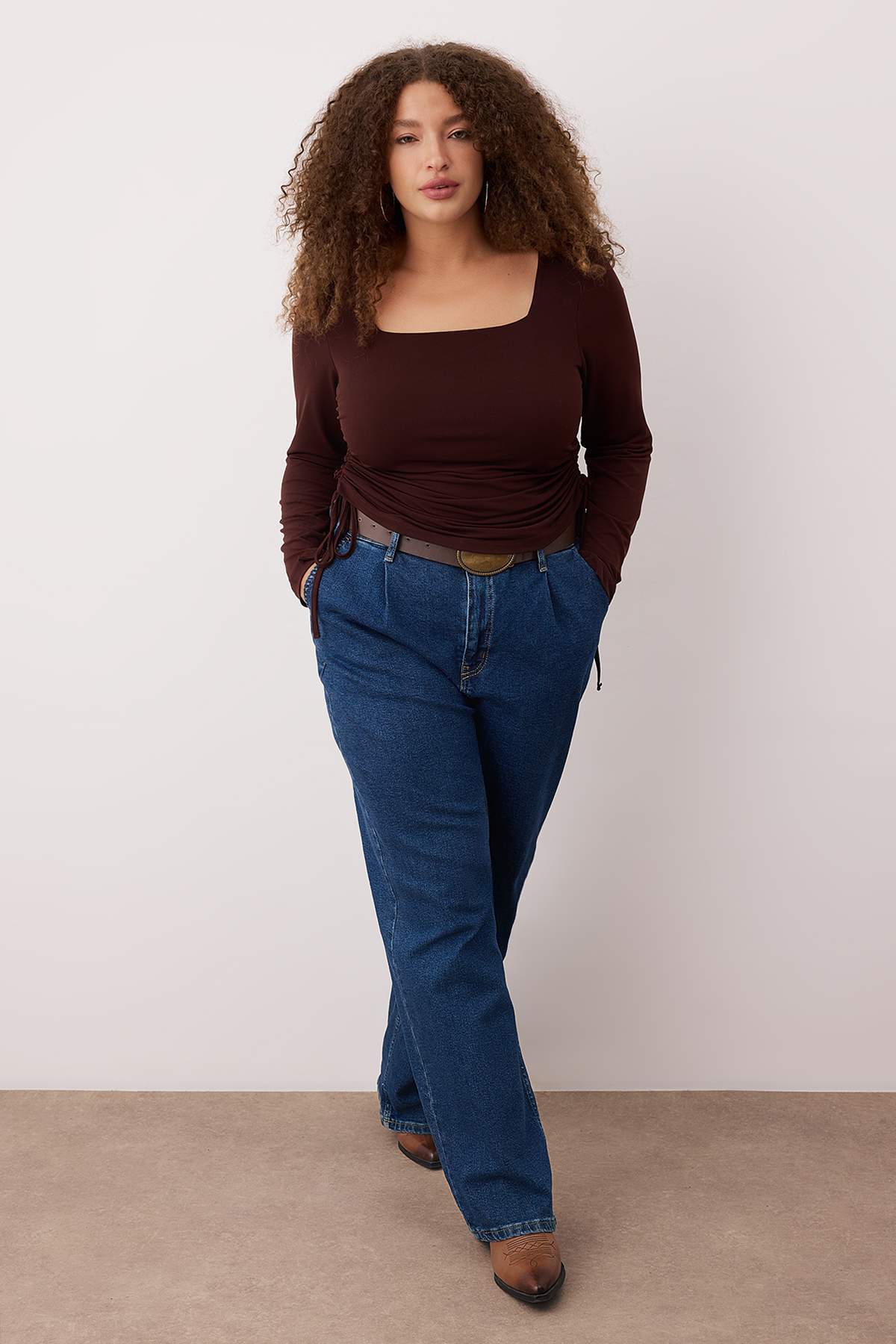 Trendyolmilla Curve Kahverengi Kare Yaka Yanları Büzgülü Örme Büyük Beden Bluz TBBAW25AF00041