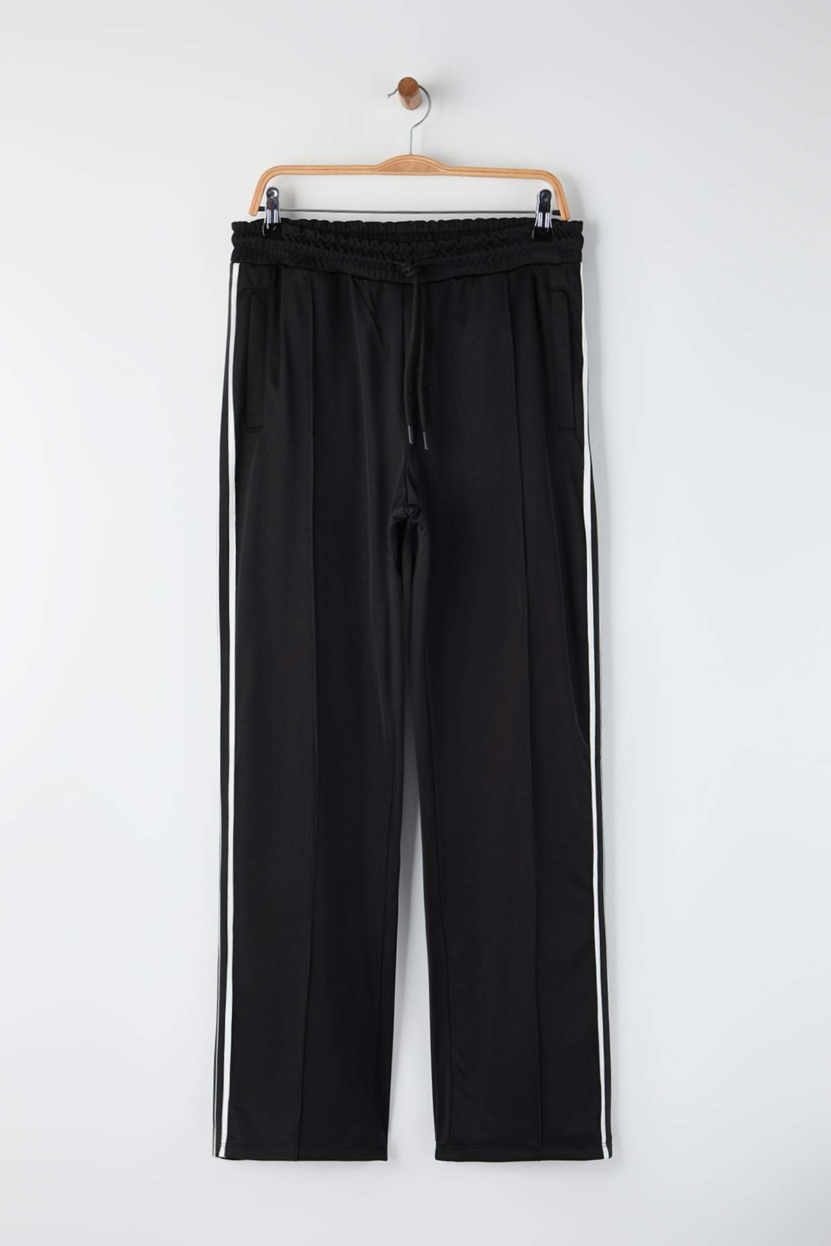 Trendyolmilla Man Siyah Straight Fit Dikiş Detaylı Şeritli Eşofman Altı TMNAW26EA00007