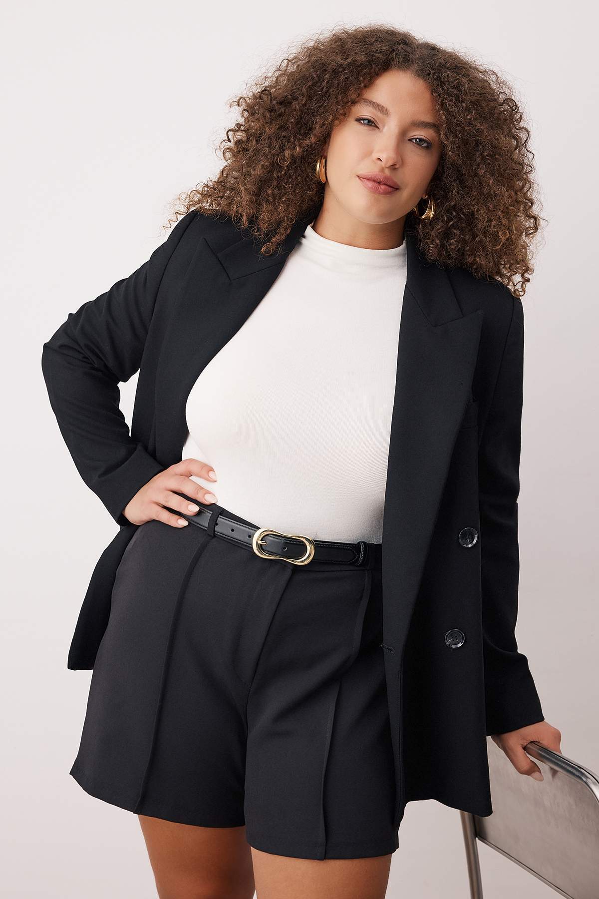 Trendyolmilla  Siyah Nervürlü Büyük Beden Kısa Dokuma Şort TBBAW26AP00004 - Görsel 2