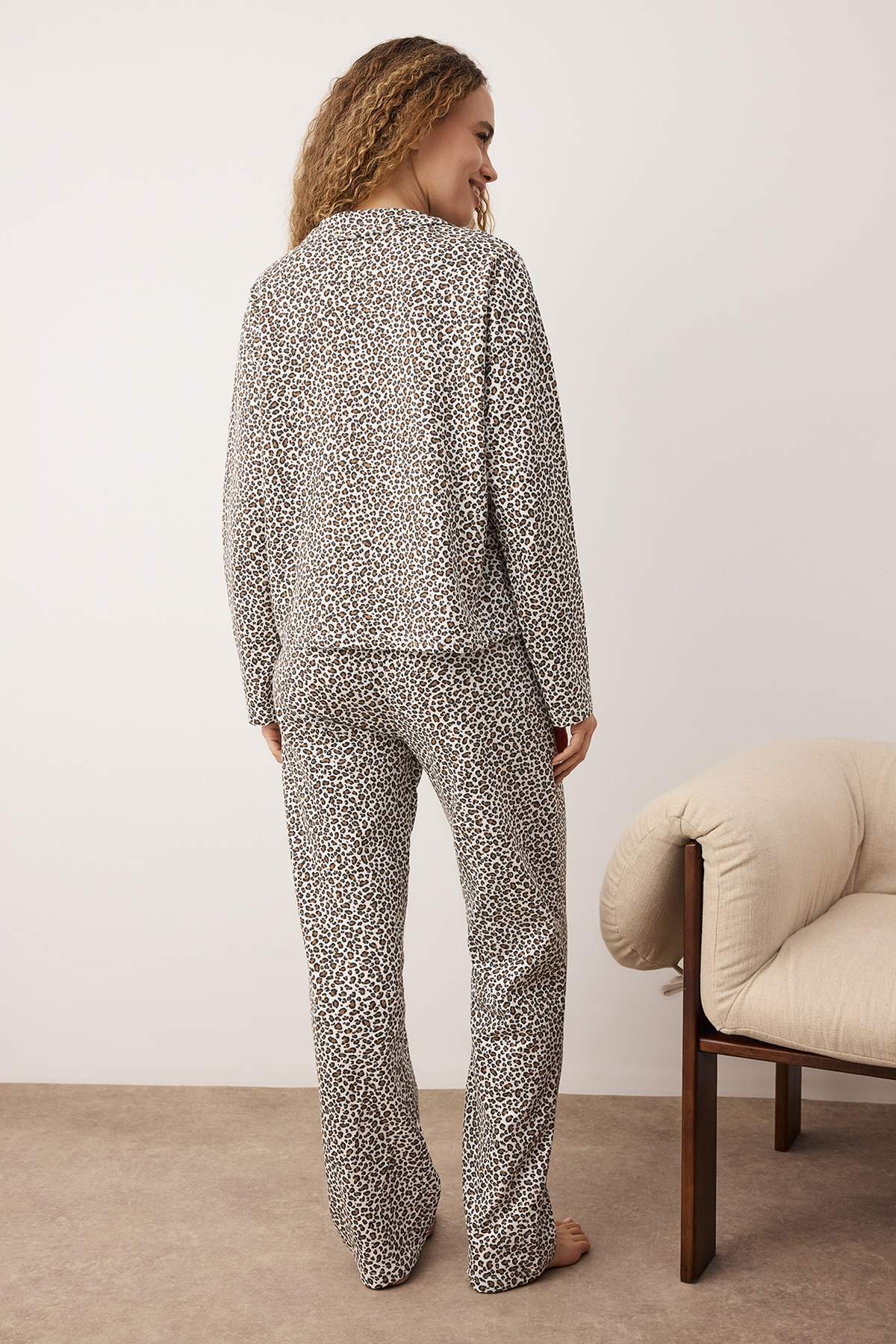 Trendyolmilla  Çok Renkli Pamuklu Leopar Desenli Kışlık Gömlek Yaka Örme Pijama Takımı THMAW26PT00195 - Görsel 4