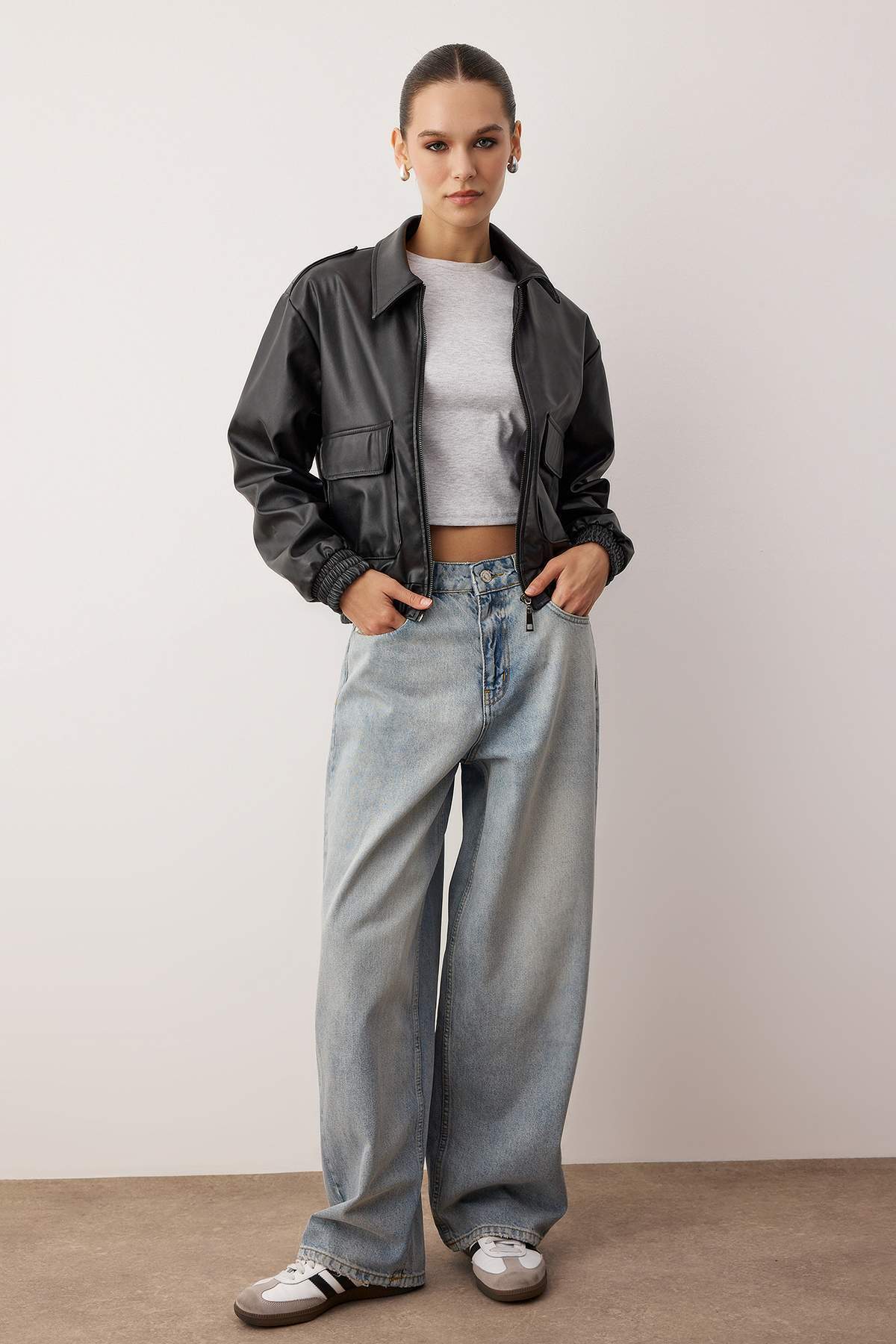 Trendyol Collection Jasnoniebieskie dżinsy z wysokim stanem i luźnym krojem T...