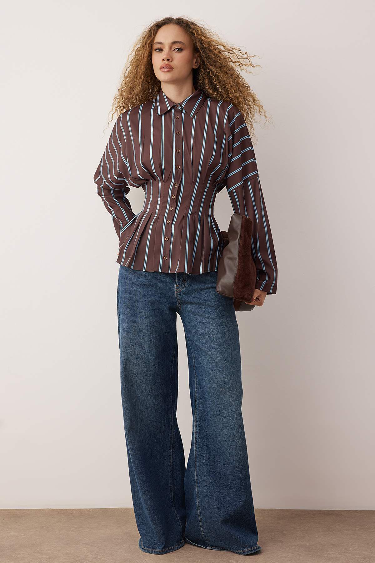 Trendyolmilla  Kahverengi-Çok Renkli Çizgili Lycralı Bele Oturan Gömlek TWOAW26GO00113 - Görsel 2