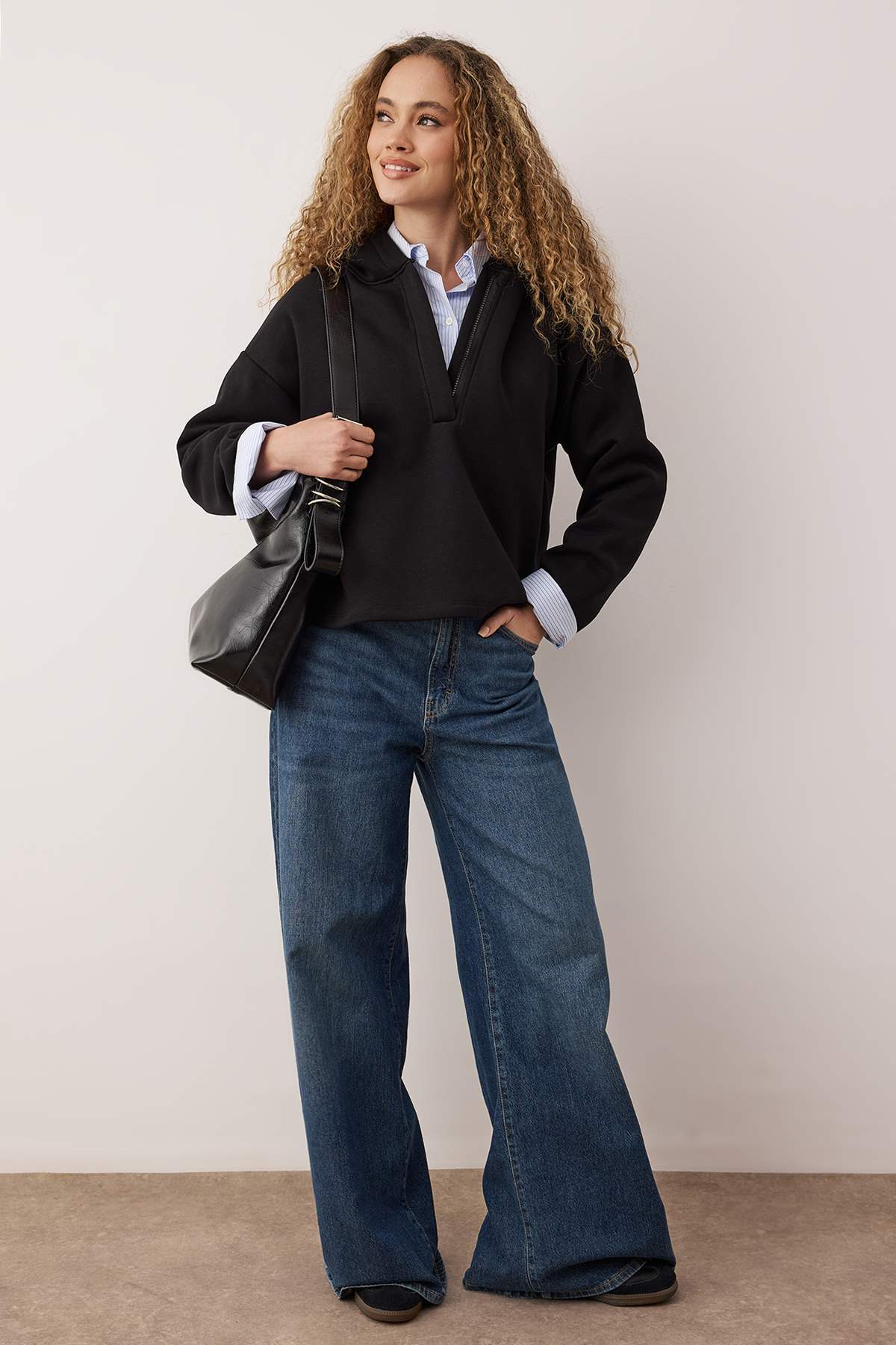 Trendyolmilla  Siyah Kalın İçi Polarlı Yarım Pat Fermuarlı Oversize Kapüşonlu Örme Sweatshirt TWOAW26SW00060