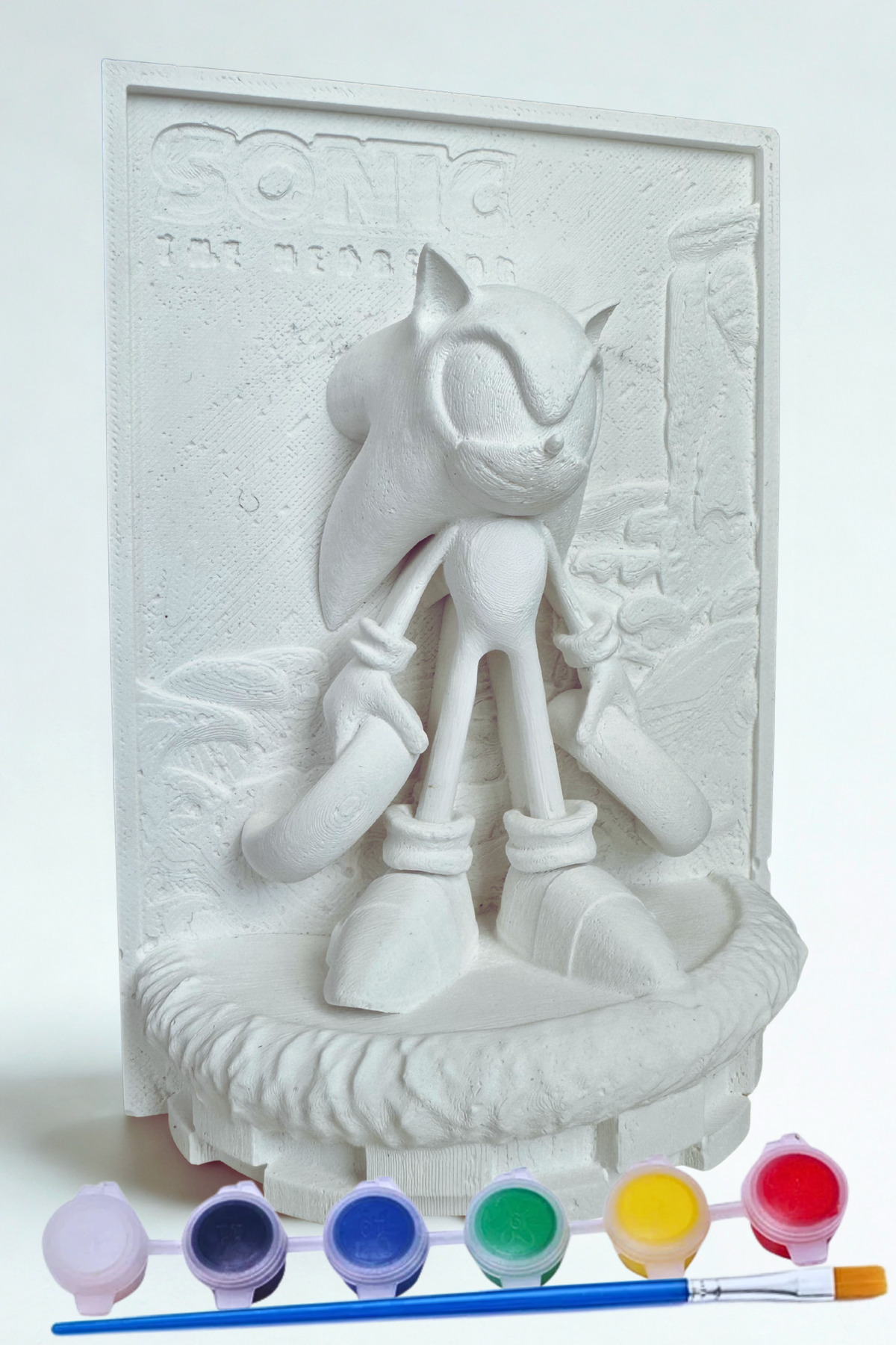 فعالیت نقاشی کودکان با مجسمه سنگی سونیک