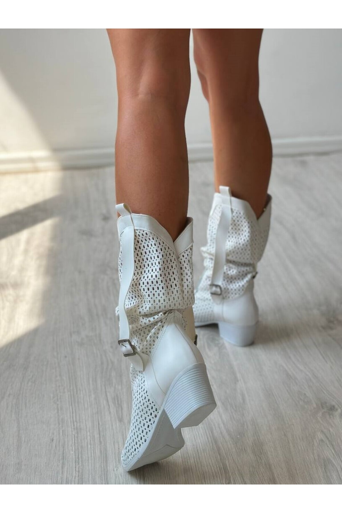 Favi Ayakkabı  Beyaz Deri Körüklü Kemer Detaylı Delikli Yazlık Çizme - Görsel 6