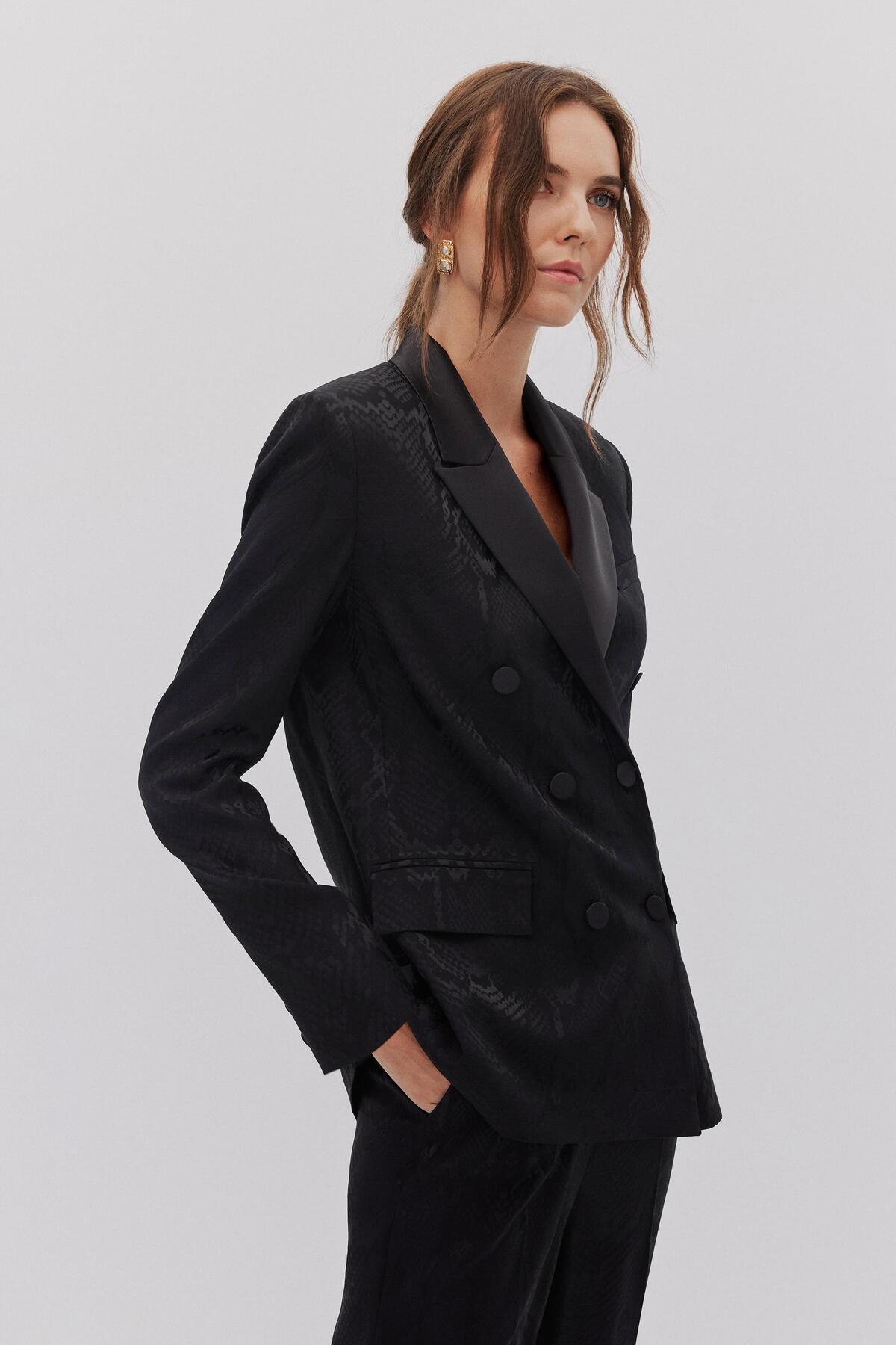 Shn SATEN DETAYLI YILANLI JAKAR KRUVAZE BLAZER PANTOLON TAKIM