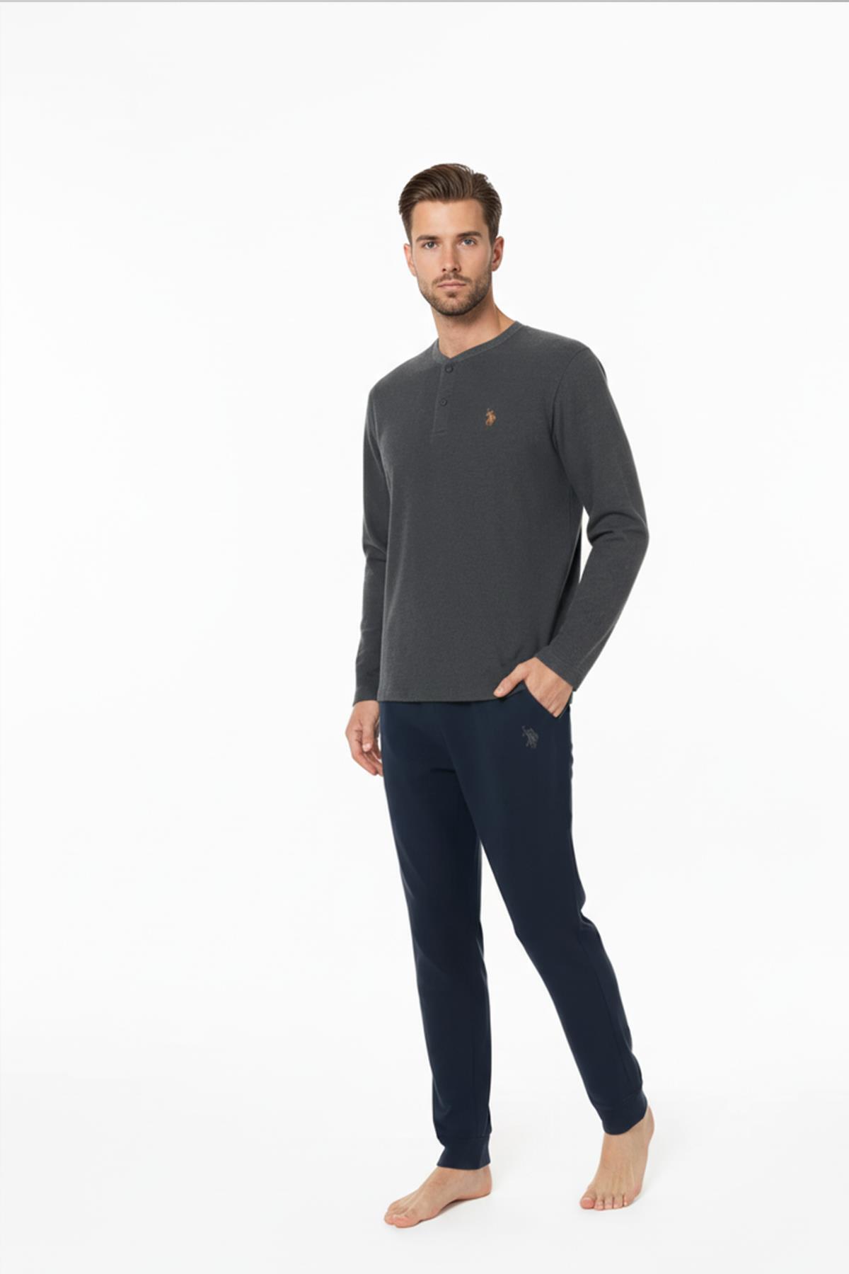 یو اس پولو ست لباس خواب مردانه آستین بلند یقه دکمه‌دار آنتراسیت مدل C6T6N981