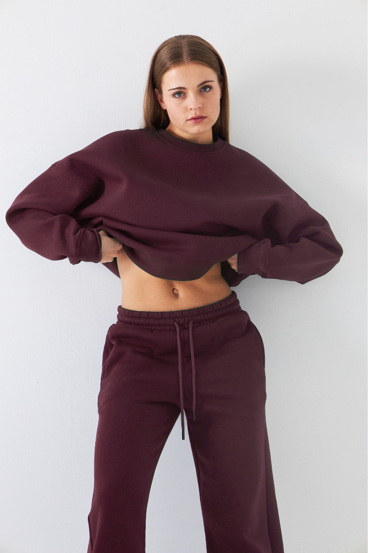 Unisex Oversize Eşofman Takımı Basic Bordo – Bisiklet Yaka, Lastikli Paça, 3 İplik Şardonlu Polar — زرشکی PRA-13127319-730712 — تصویر 2 از 8