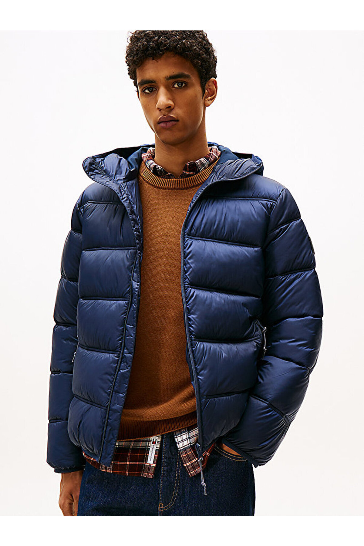 تامی هیلفیگر کت پفی مردانه کلاه‌دار با طرح لوگوی tjm