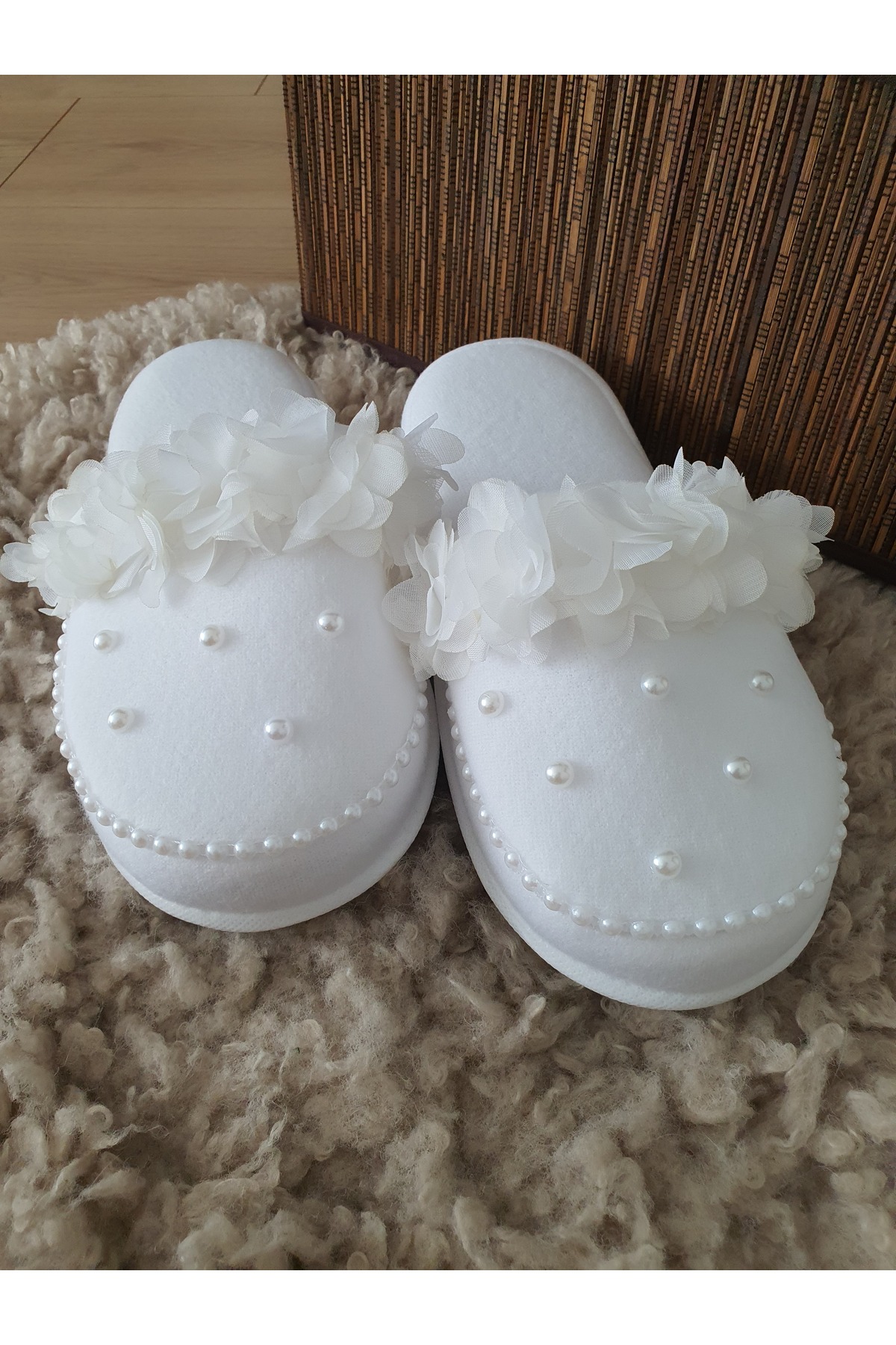 Fiyonks Atölye Lohusa Terlik, Taç ve Bebek Bandana Seti, Anne Lohusa Terlik Seti İncili Model fotoğrafı 3 (önizleme)