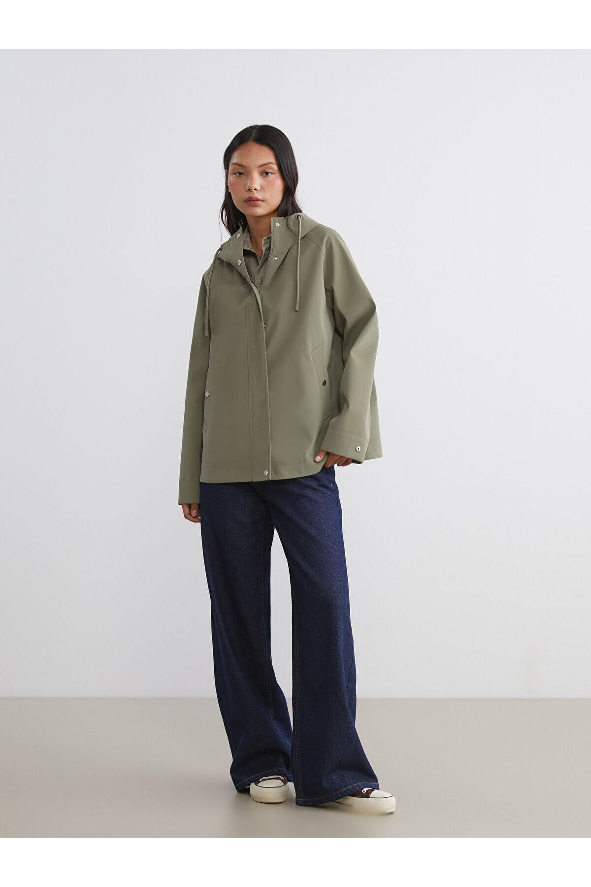 LC Waikiki  Haki Kapüşonlu Oversize Deri Görünümlü Kadın Yağmurluk - Görsel 2