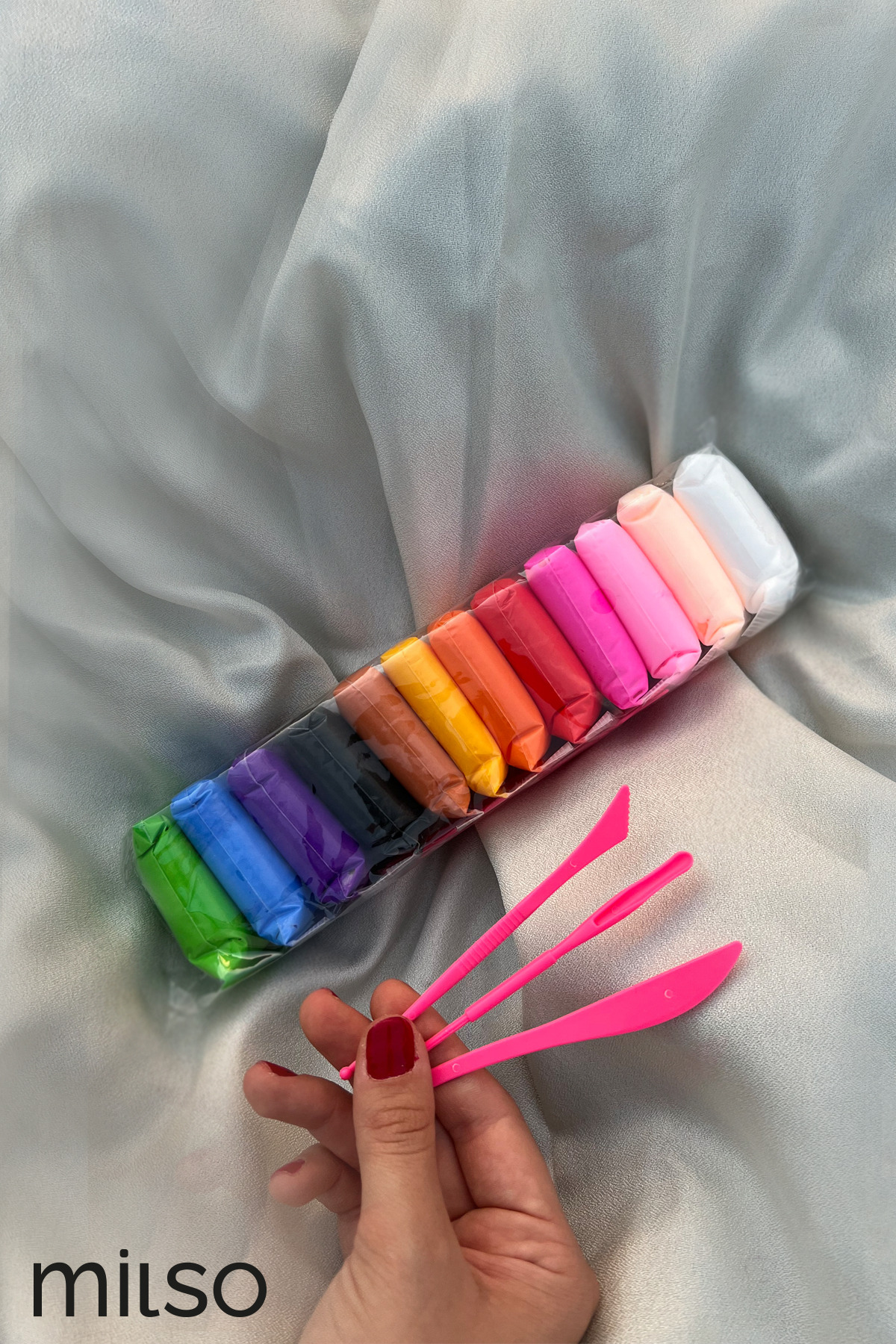 MİLSO Kil Seti Canlı Renkler 12'li - Havayla Kuruyan Ekstra Yumuşak Oyun Hamuru - 3 Adet Ebeşuarla