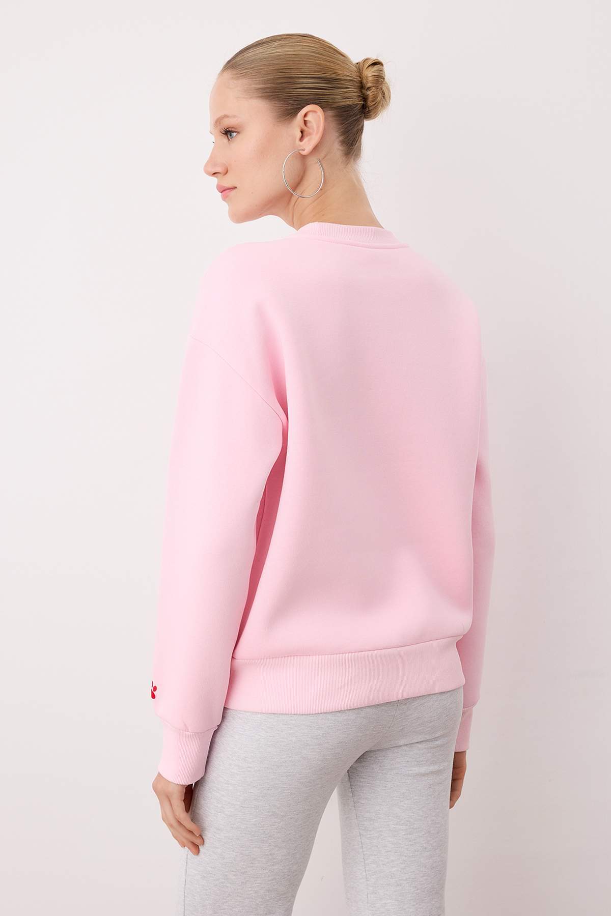 Trendyolmilla  Açık Pembe Regular/Normal Kalıp Nakış Detaylı Kalın İçi Polarlı Örme Sweatshirt TWOAW26SW00200 - Görsel 4
