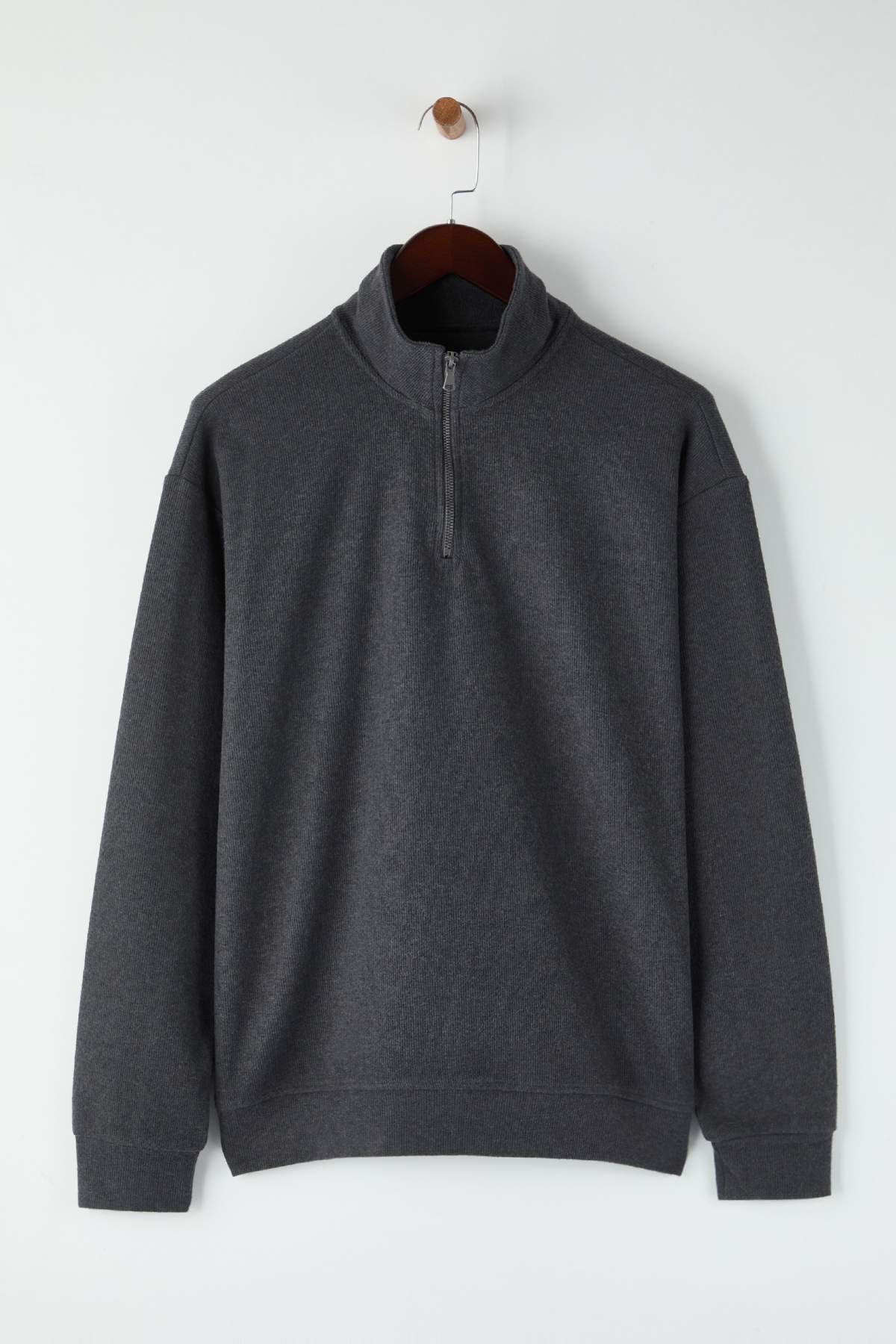 Trendyolmilla Man Antrasit Yeni Oversize/Geniş Kesim Fırçalı Selanik Dik Yaka Sweatshirt TMNAW26SW00014