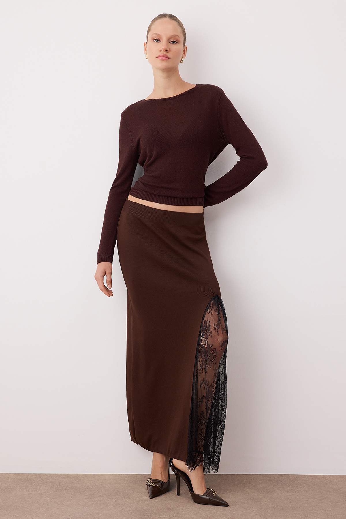 Trendyolmilla  Kahverengi Triko Dantelli Yırtmaç Detaylı Maxi Etek TWOAW26ET00117 - Görsel 2
