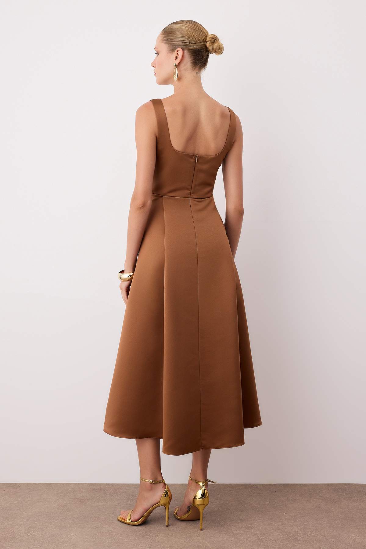 Trendyol Collection Brązowa suknia wieczorowa z satyny o kroju A TPRAW25EL00040