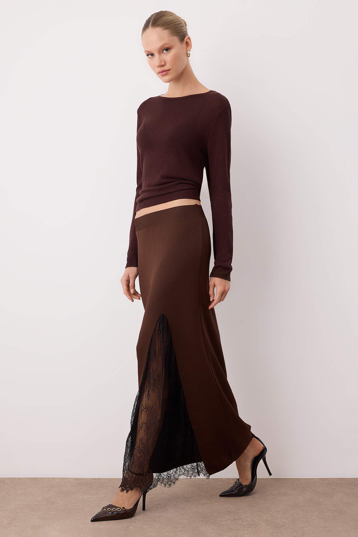 Trendyolmilla  Kahverengi Triko Dantelli Yırtmaç Detaylı Maxi Etek TWOAW26ET00117