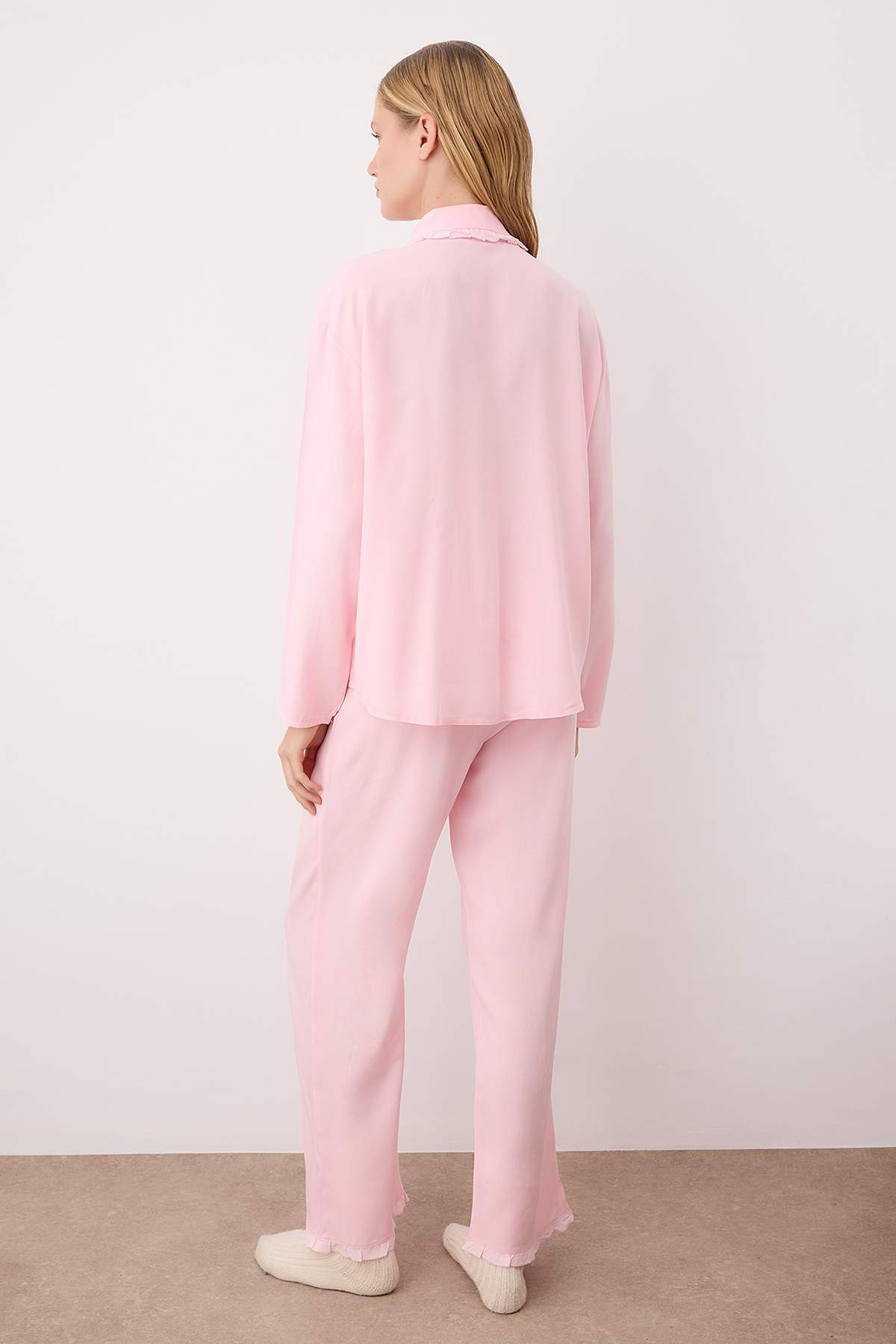 Trendyolmilla  Pembe Fırfırlı Cep Detaylı Viskon Dokuma Pijama Takımı THMAW25PT00146 - Görsel 4