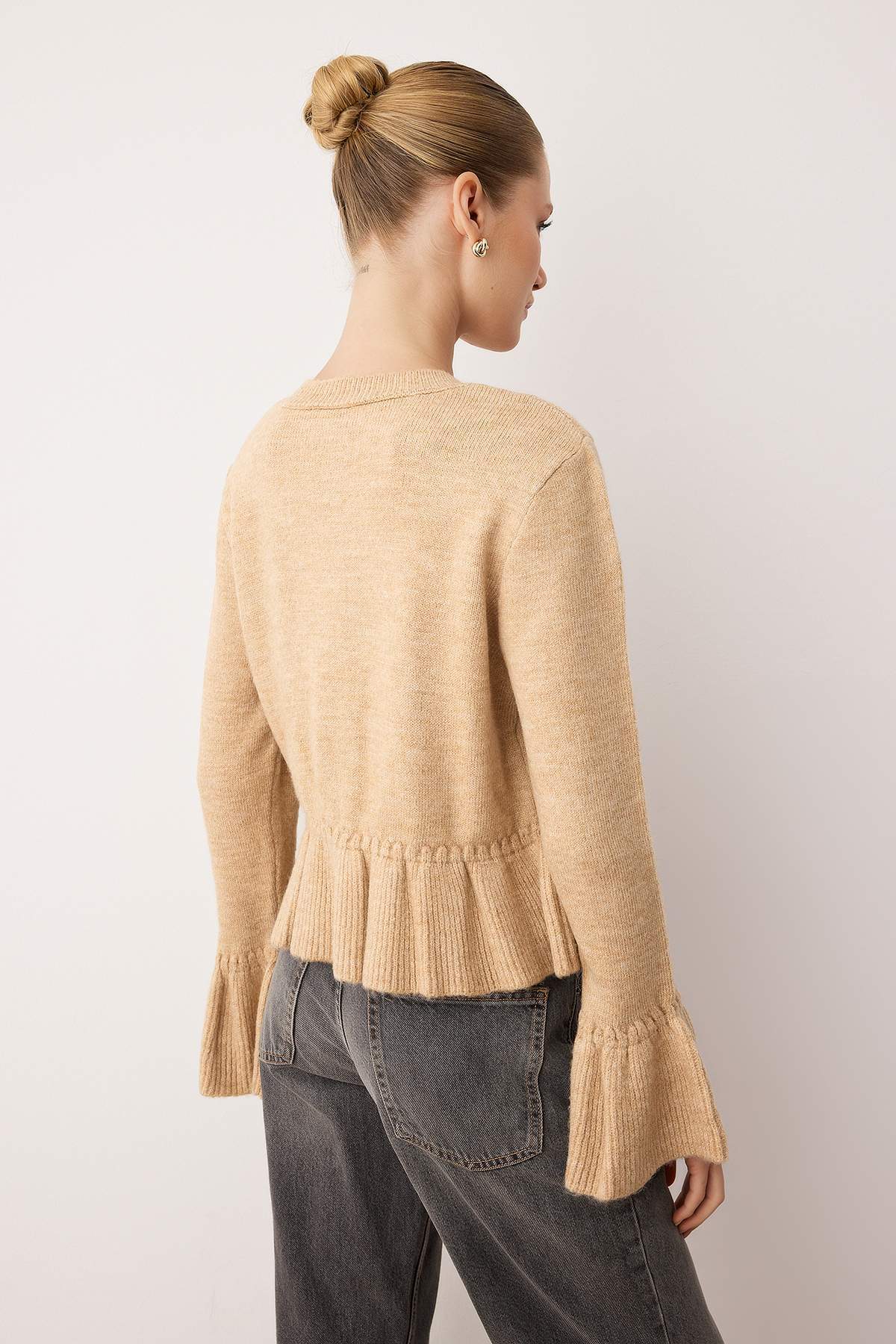 Trendyol Collection Beigefarbene Strickjacke mit weicher Struktur und Schößchenbesatz TWOAW26HI00114