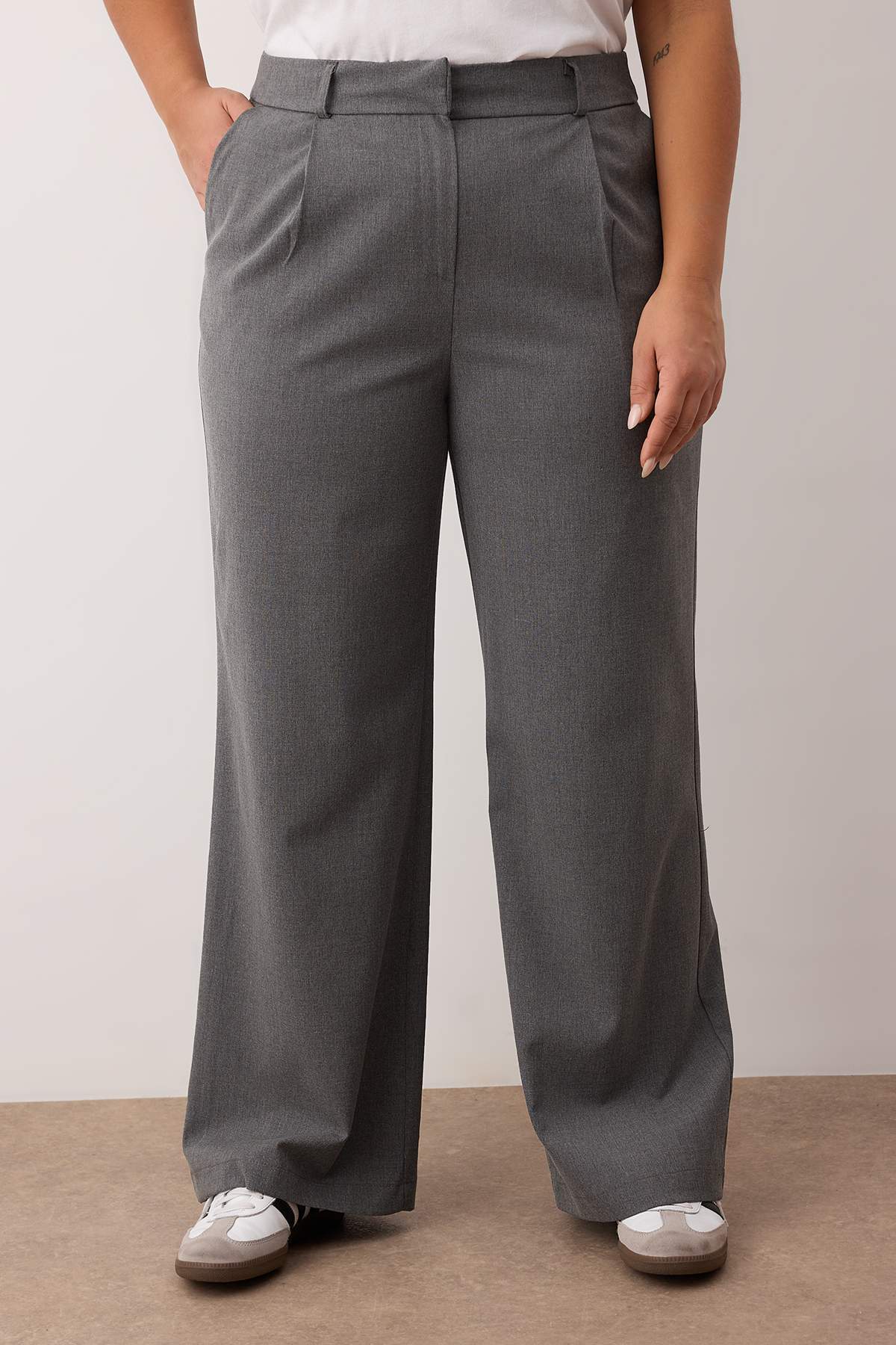 Trendyolmilla  Gri Lastik Belli Wide Leg Büyük Beden Dokuma Pantolon TBBAW26AR00019 - Görsel 3