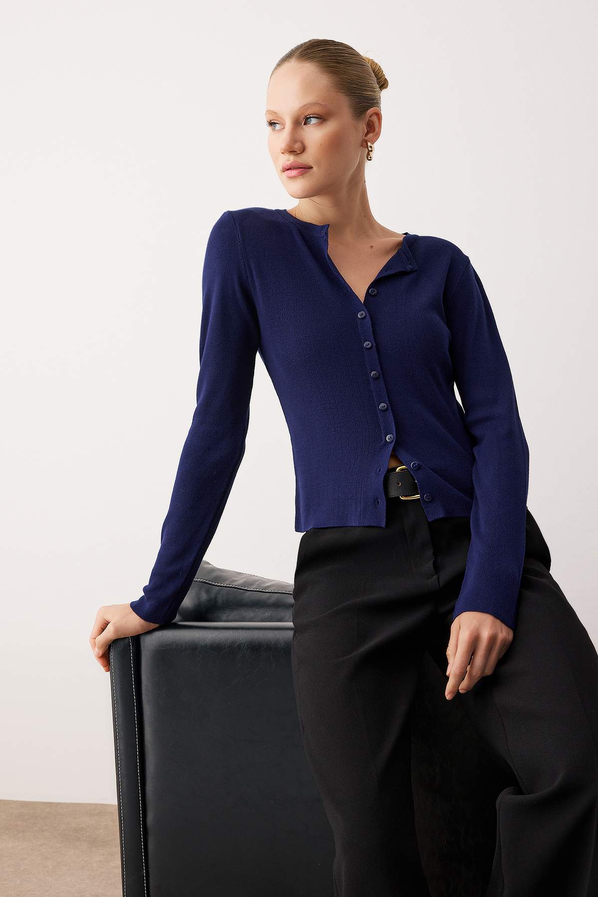 Trendyolmilla  Lacivert Yumuşak Dokulu Triko Hırka TWOAW26HI00264 - Görsel 2