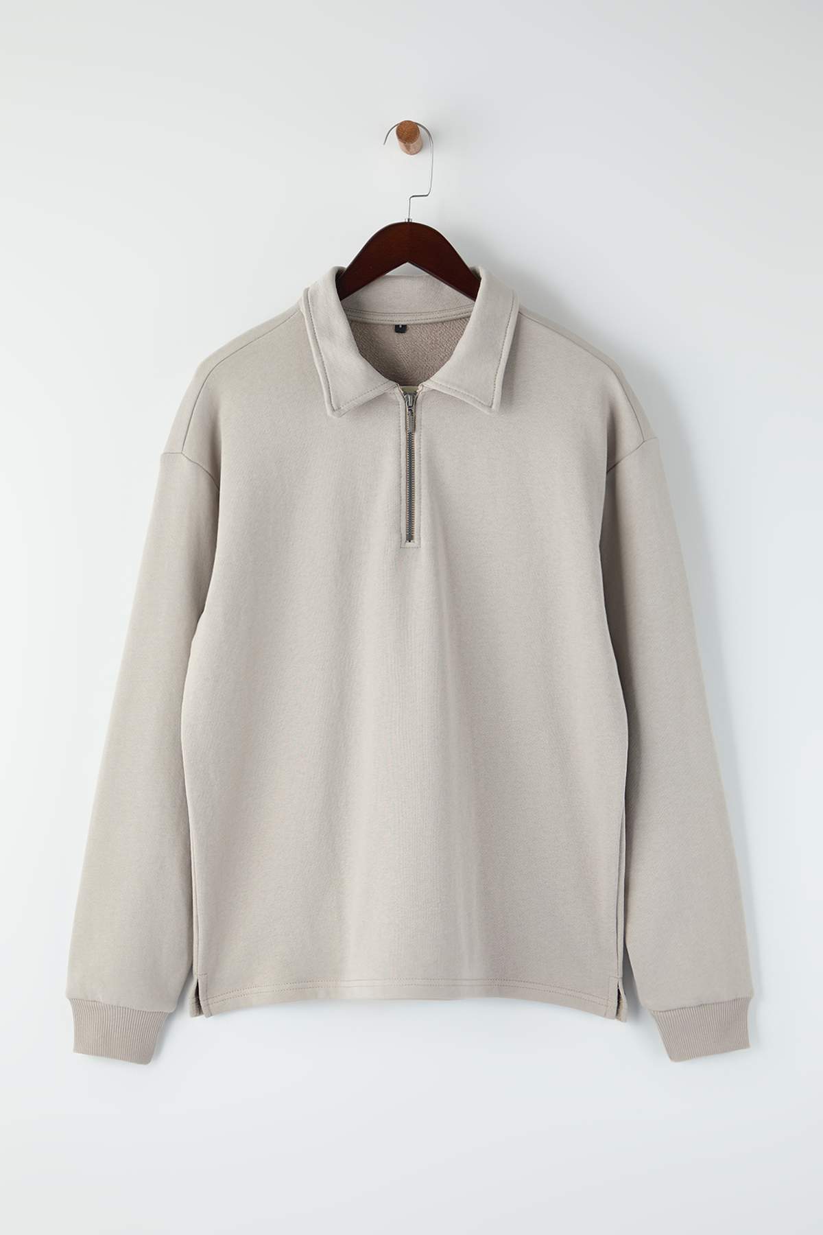 Trendyolmilla  Gri Yeni Oversize/Geniş Kesim Fermuarlı Gömlek Yaka İçi Şardonsuz Sweatshirt TMNAW26SW00013 - Görsel 5