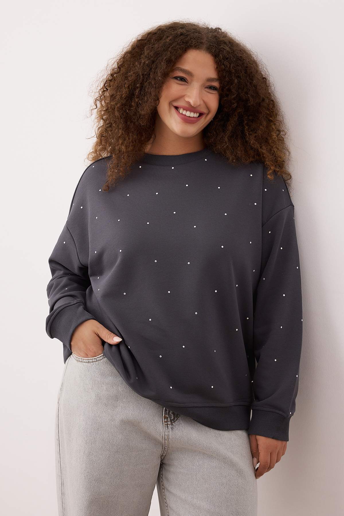 Trendyol Curve Anthrazitfarbenes, dickes, gestricktes Sweatshirt in Übergröße...