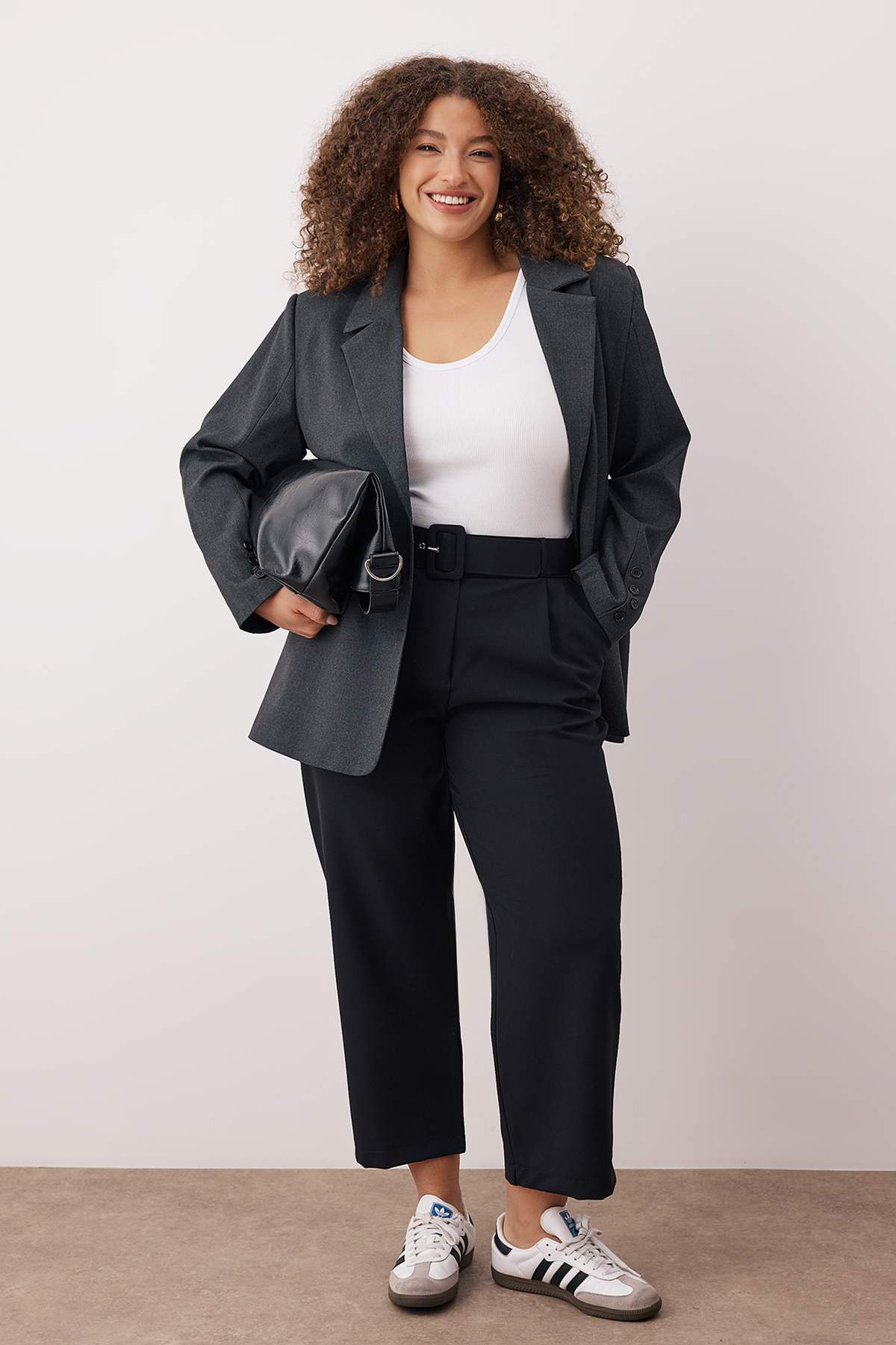 Trendyol Curve Czarne spodnie z wysokim stanem i paskiem TBBAW26AR00020