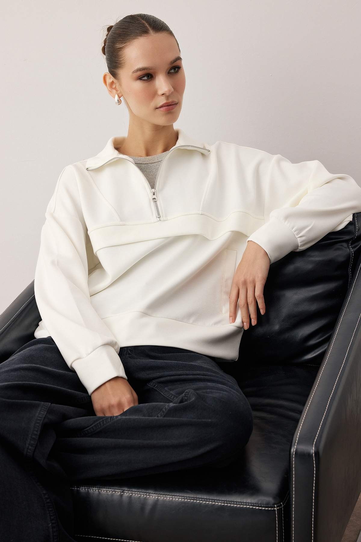 Trendyolmilla  Ekru Oversize/Geniş Kalıp Fermuarlı ve Kesik Detaylı Esnek Örme Sweatshirt TWOAW26SW00167 - Görsel 2