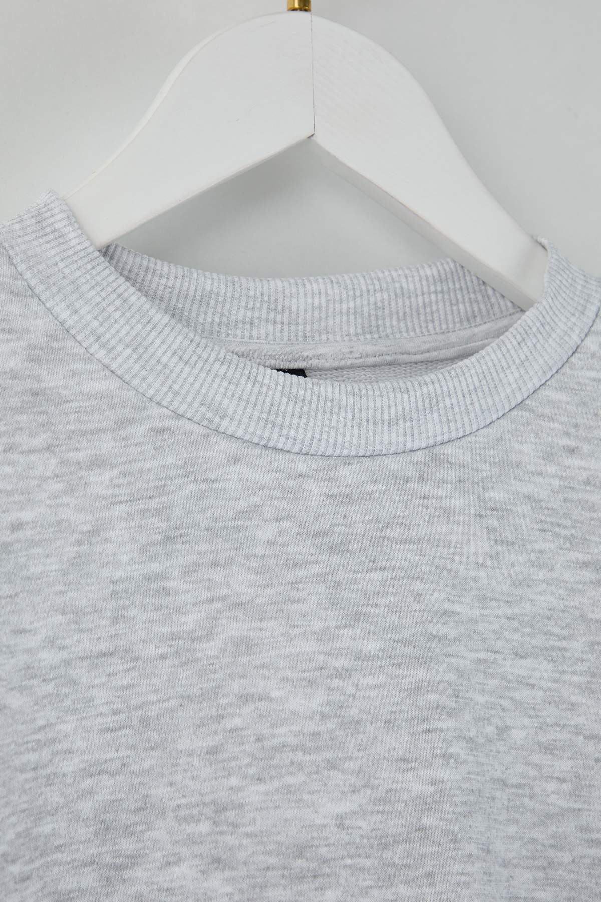 Trendyolmilla  Kar Melanj Kurdele Detaylı Bisiklet Yaka Kalın İçi Polarlı Crop Örme Sweatshirt TWOAW26SW00075 - Görsel 7